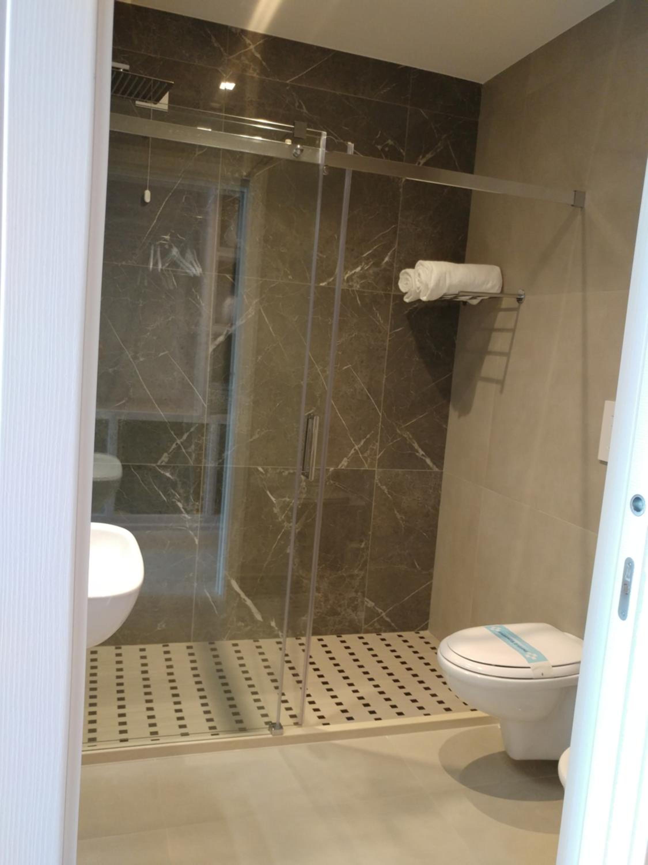 Double Room with Balcony - Photo 8