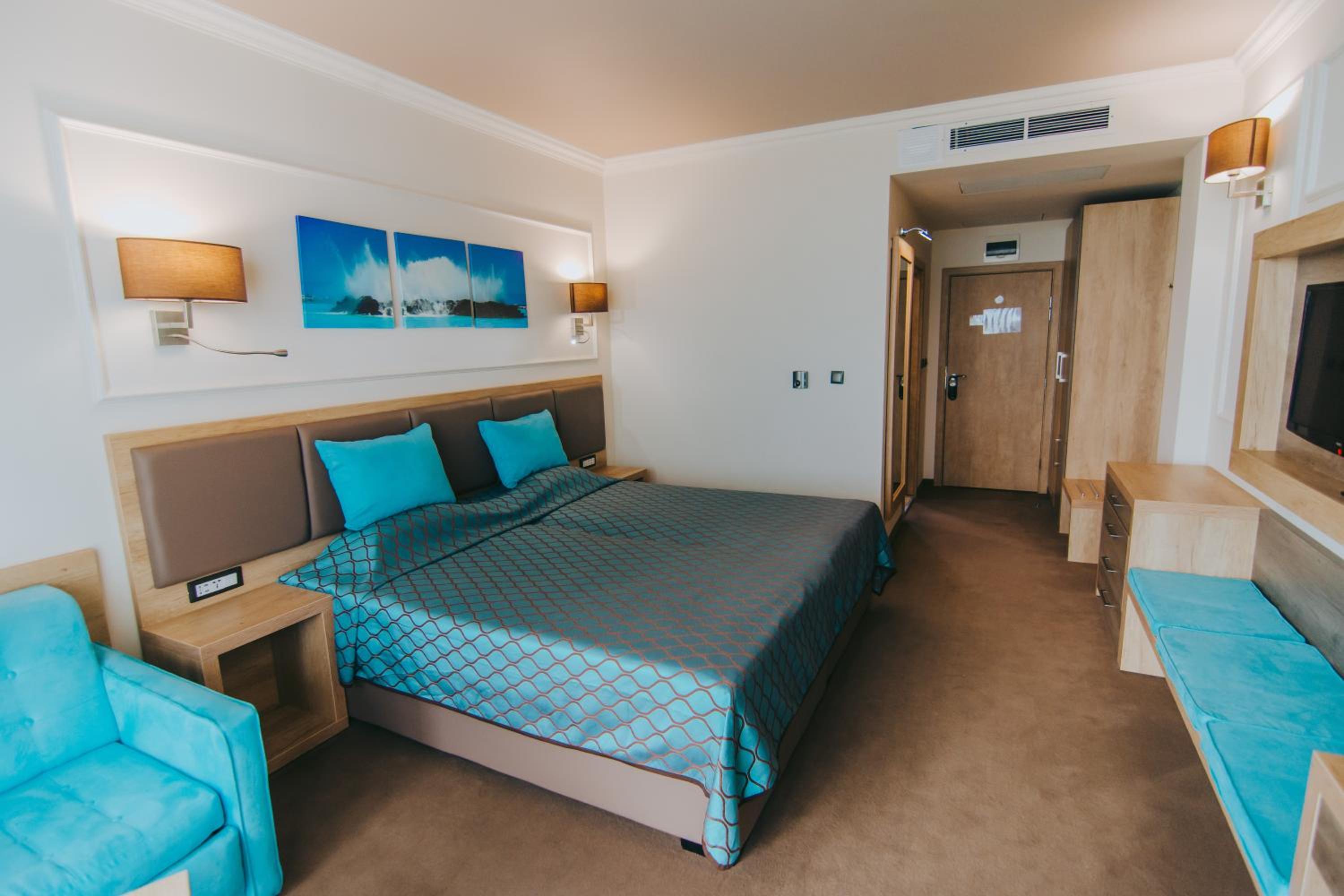 Twin Room with Balcony and Sea View (2 Adults + 1 Child) thumbnail 6