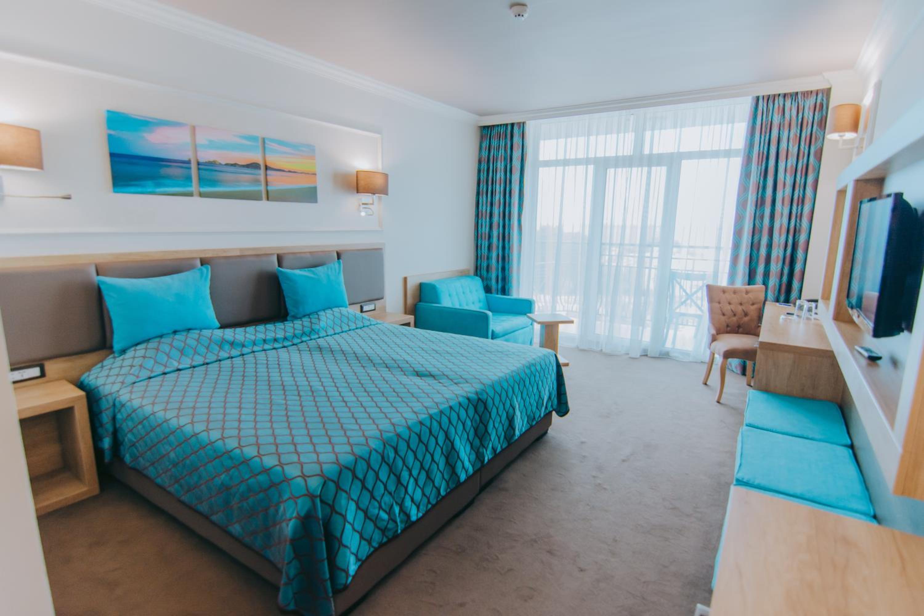 Twin Room with Balcony and Sea View thumbnail 5