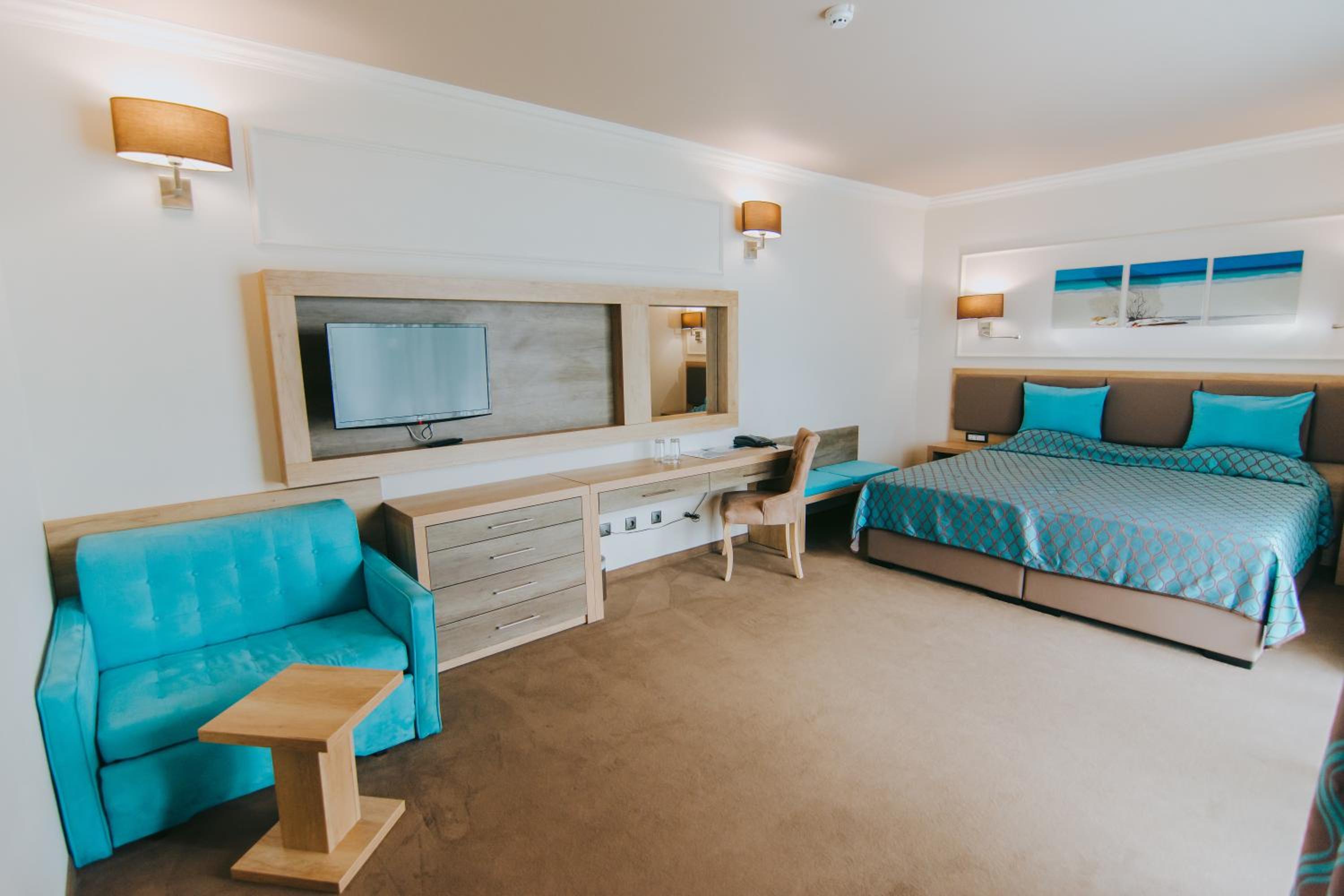 Superior Twin Room with Balcony and Sea View (3 Adults + 1 Children) thumbnail 5
