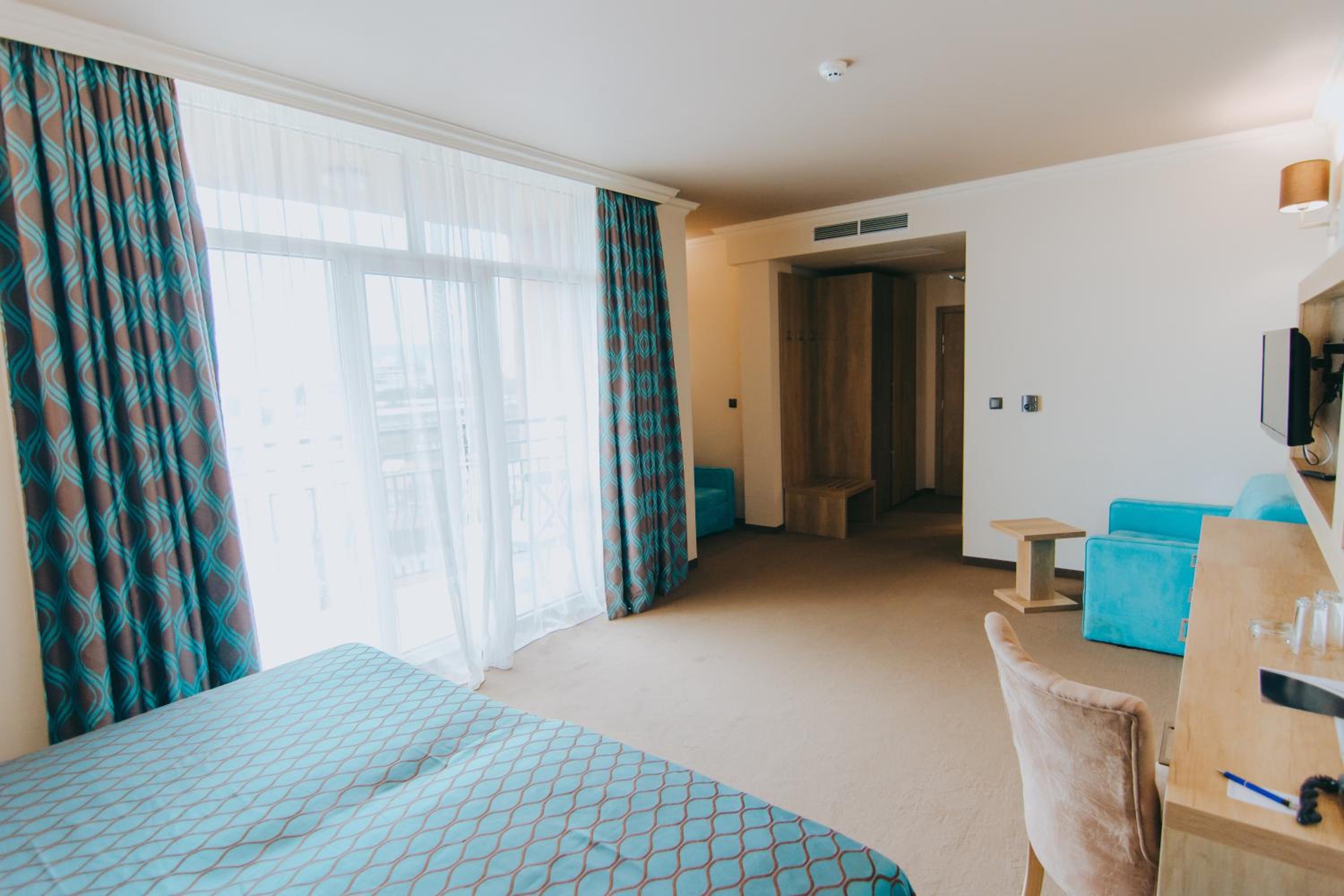 Superior Twin Room with Balcony and Sea View (2 Adults + 2 Children) thumbnail 6