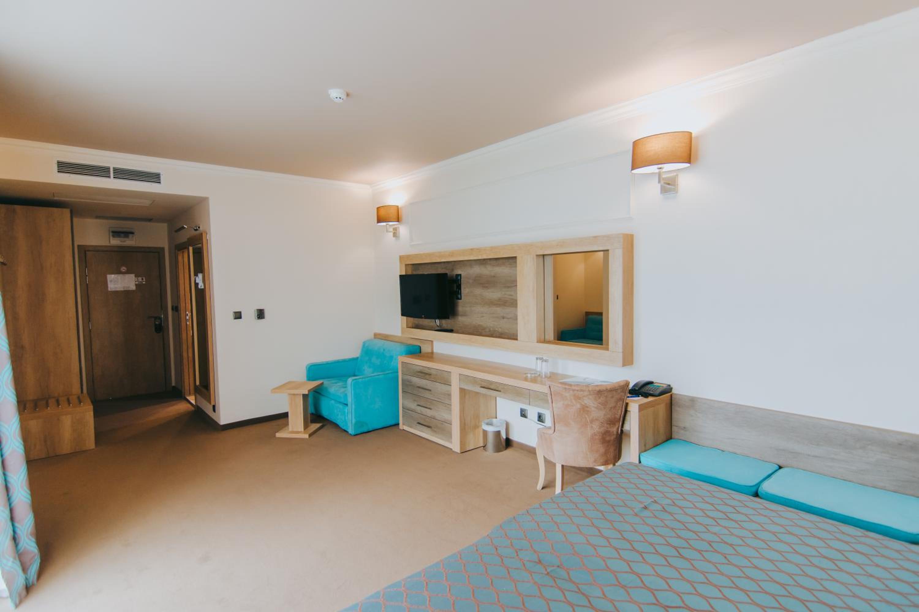 Superior Twin Room with Balcony and Sea View (3 Adults + 1 Children) thumbnail 5