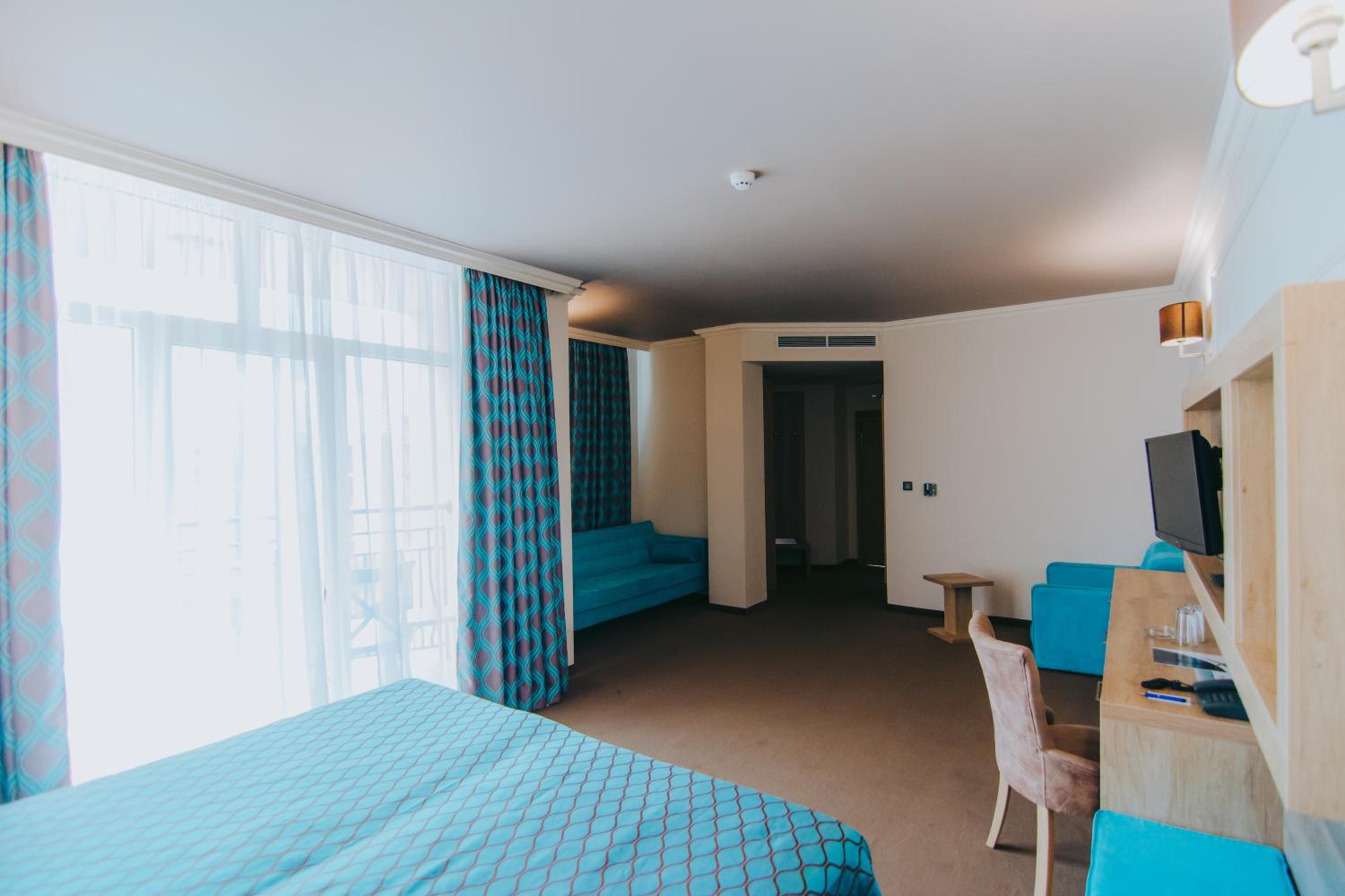 Superior Twin Room with Balcony and Sea View (2 Adults + 2 Children) thumbnail 5