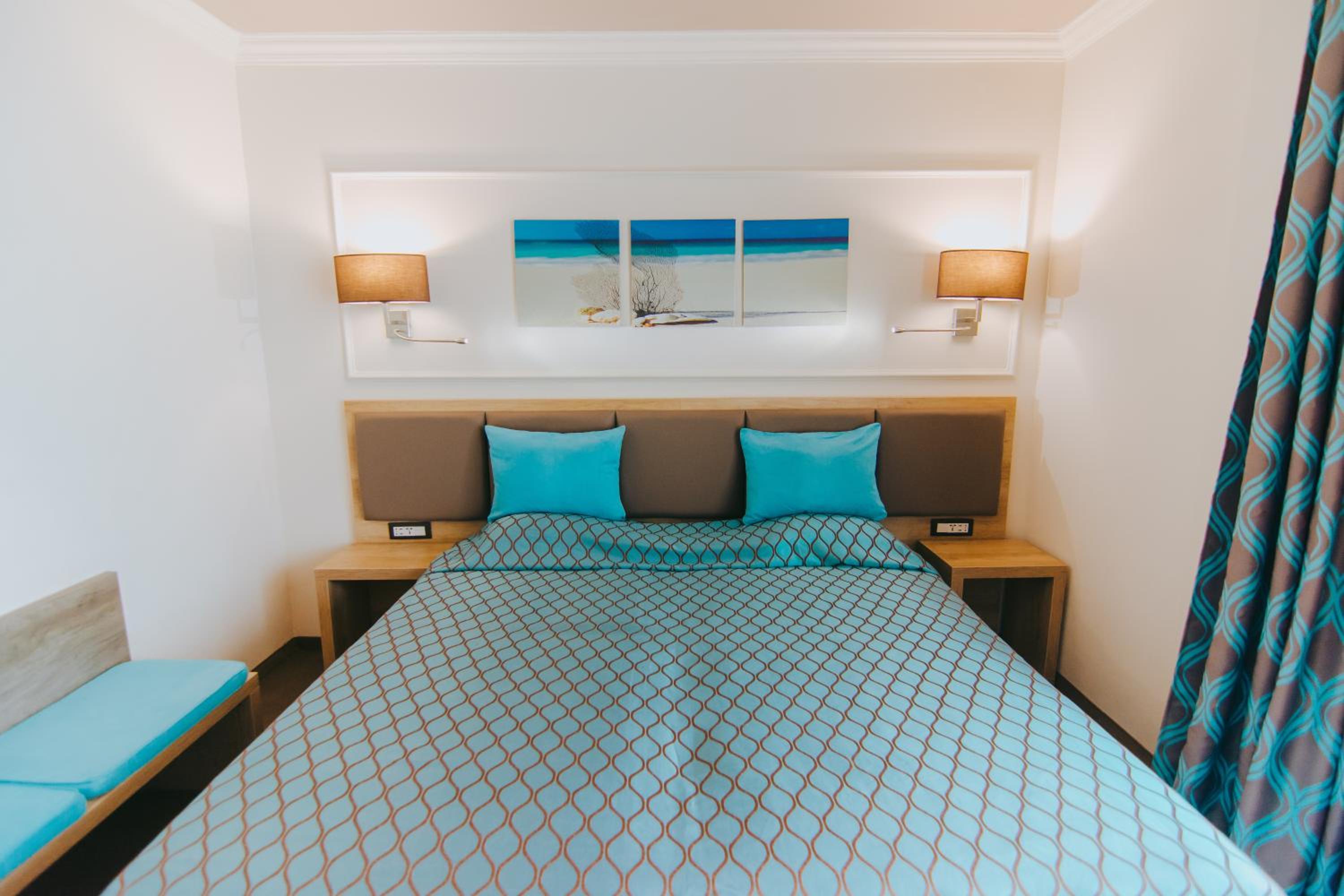 Superior Twin Room with Balcony and Sea View (2 Adults + 2 Children)