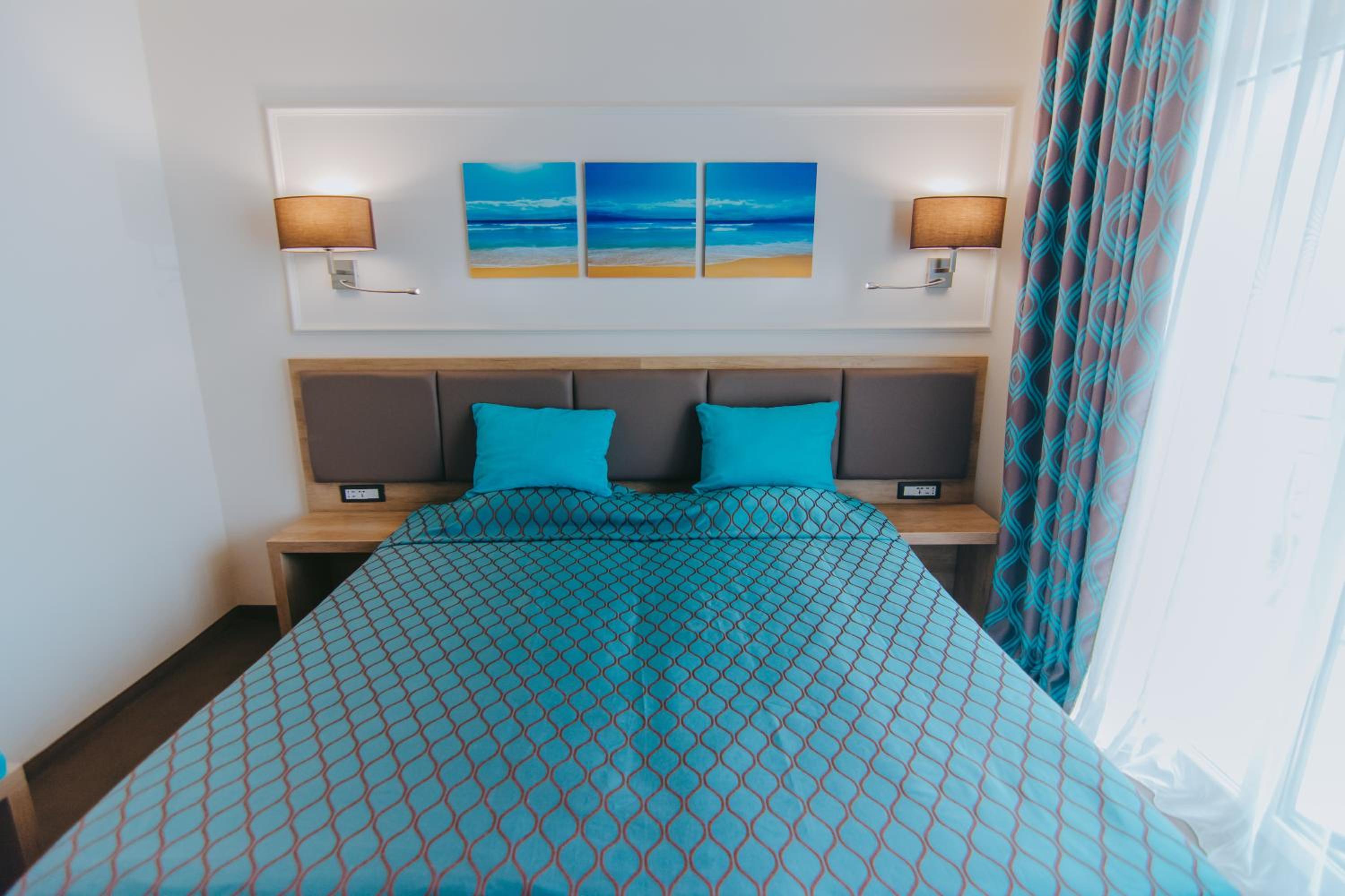 Superior Twin Room with Balcony and Sea View (2 Adults + 2 Children)