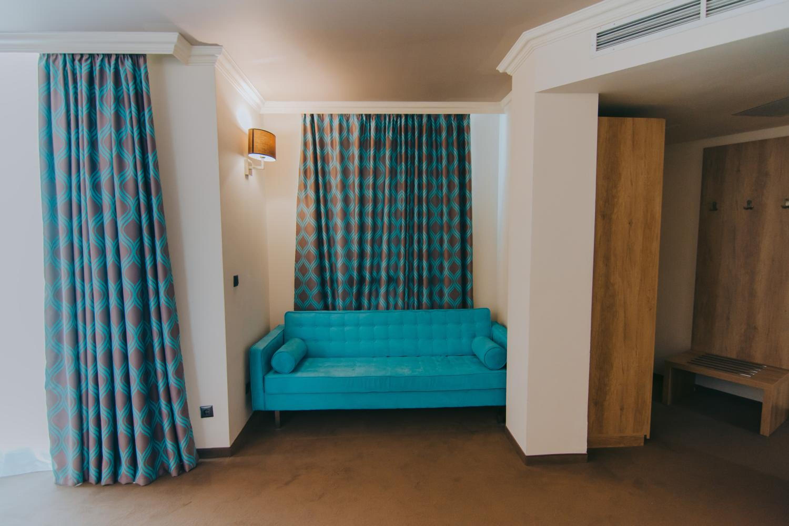 Superior Twin Room with Balcony and Street View (2 Adults + 2 Children) thumbnail 5