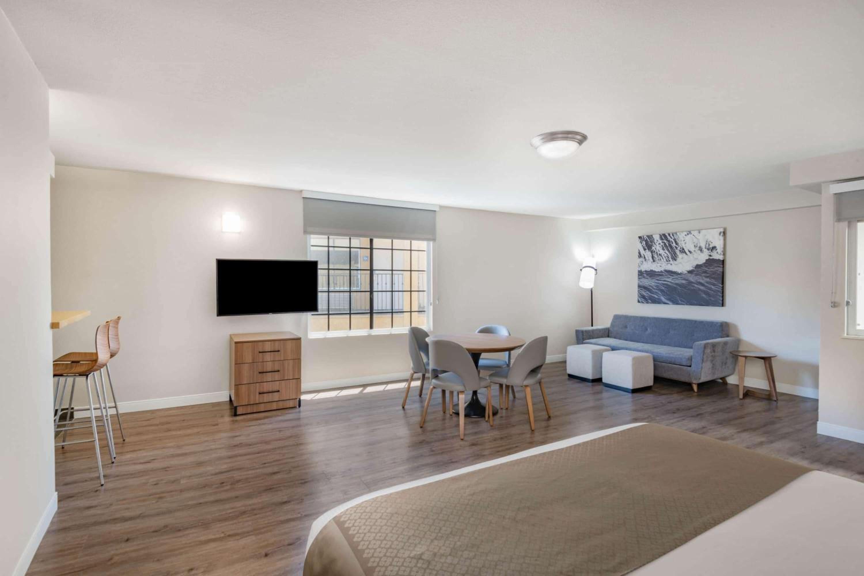 1 King Bed, Executive Suite, Sofa Bed, Kitchenette, Non-Smoking photo 3