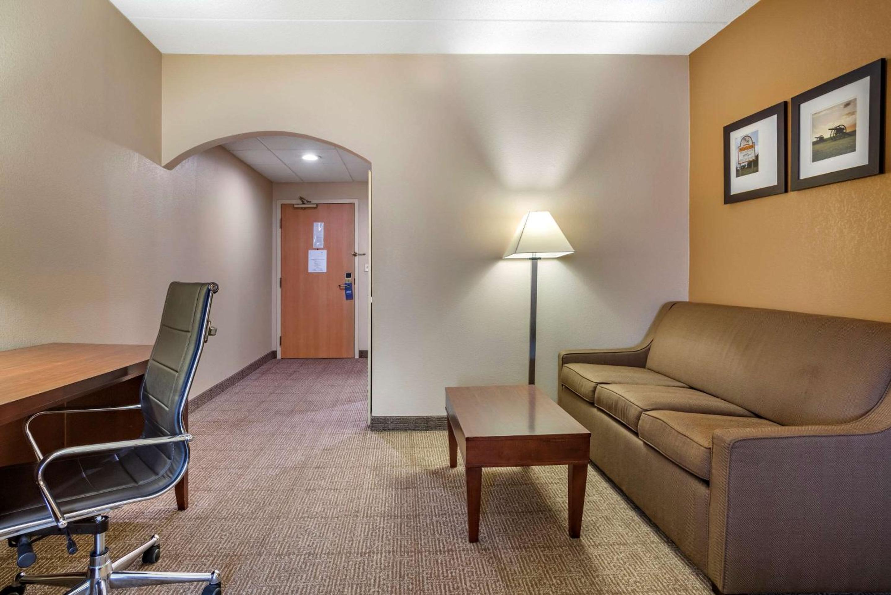 Deluxe King Suite - Non-Smoking - Photo 2