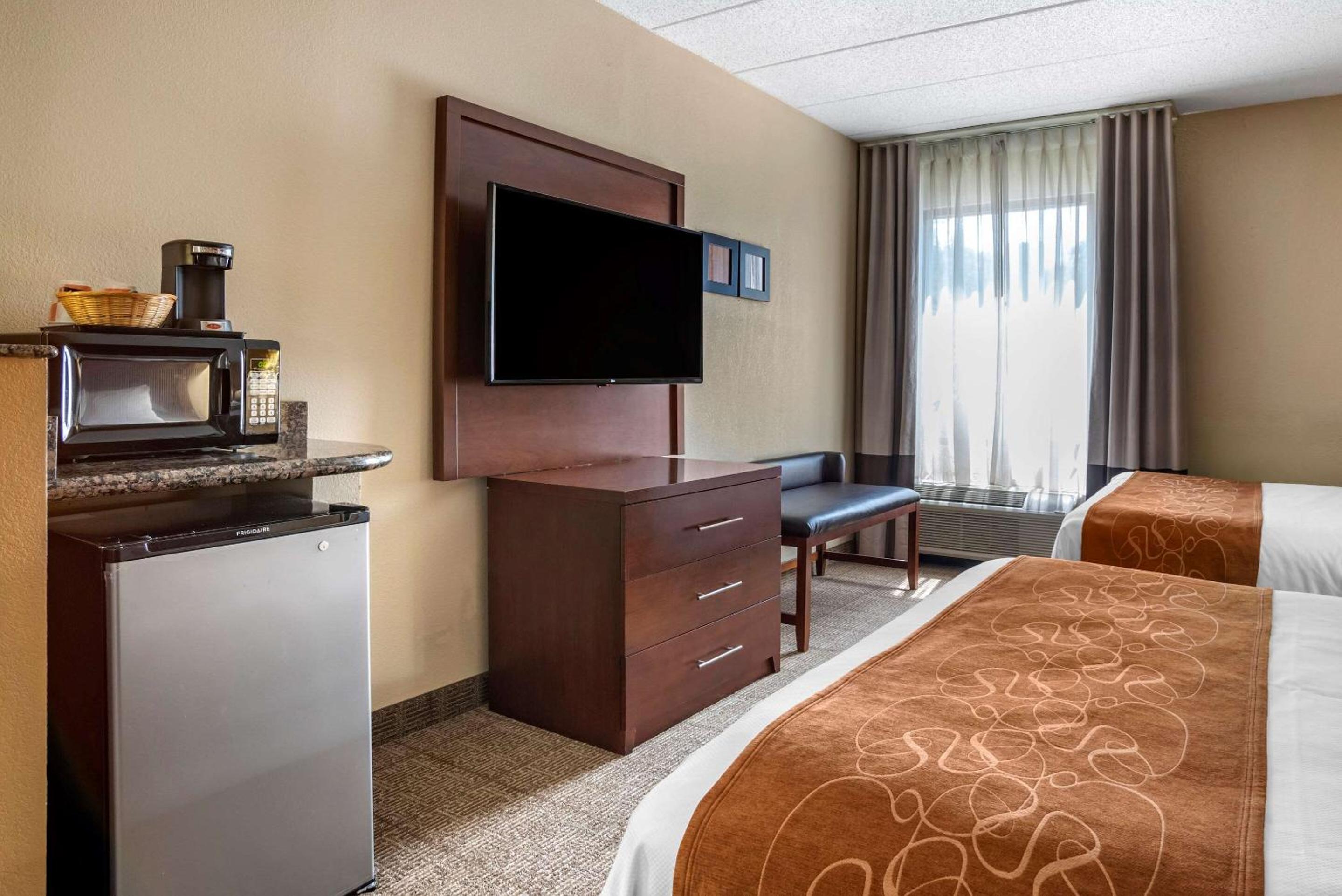 Queen Suite with Two Queen Beds - Non-Smoking - Photo 2