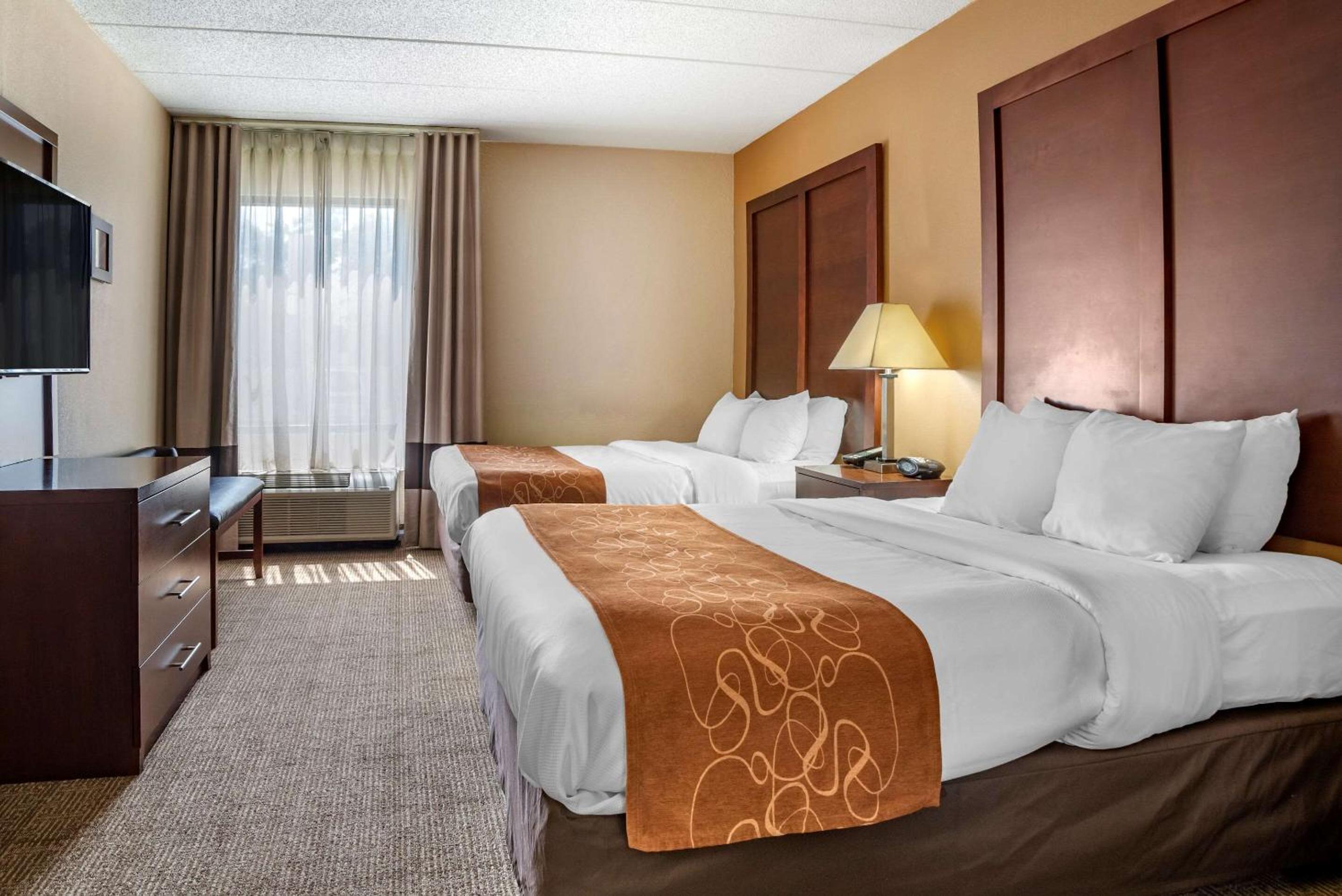 Queen Suite with Two Queen Beds - Non-Smoking - Photo 3