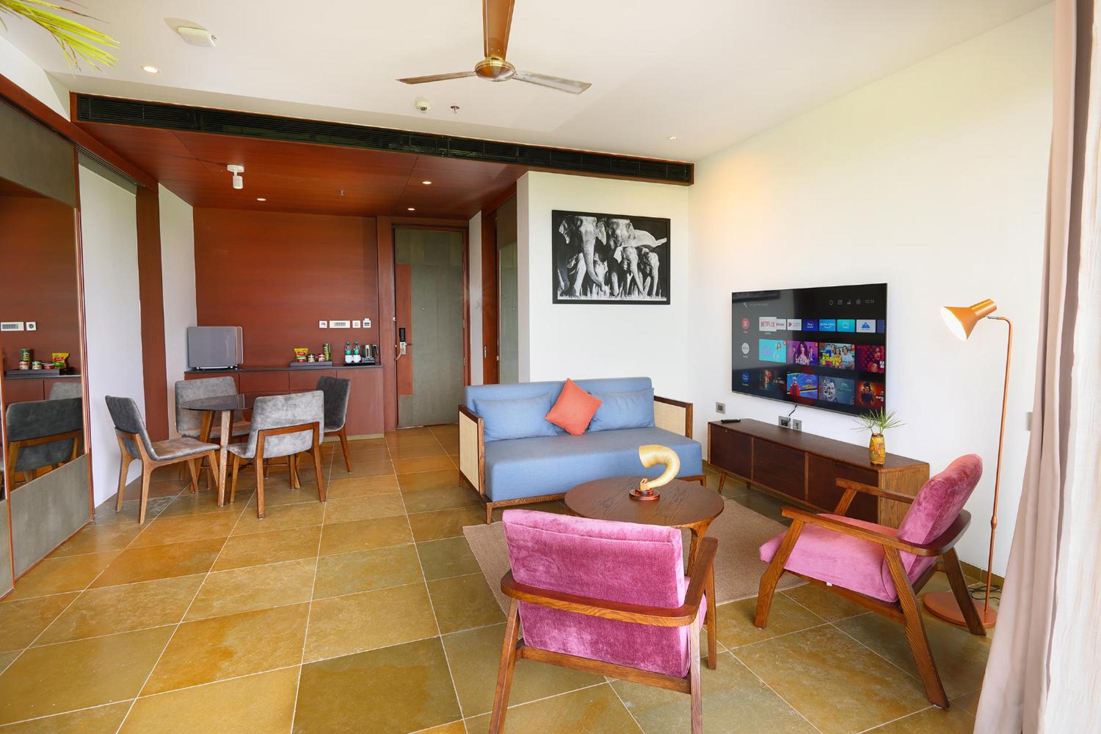 Suite with Hot Tub - Photo 6