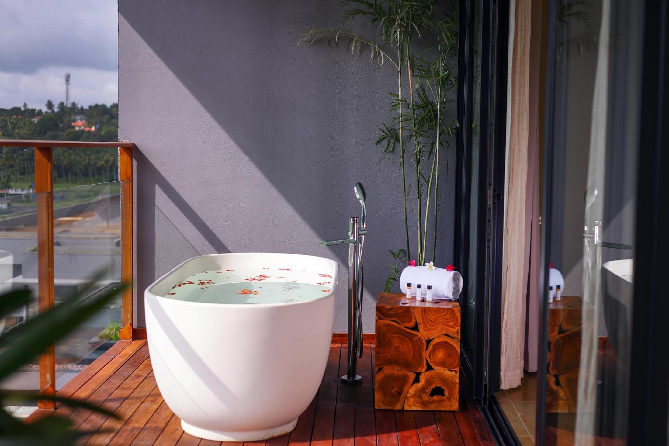 Suite with Hot Tub - Photo 7
