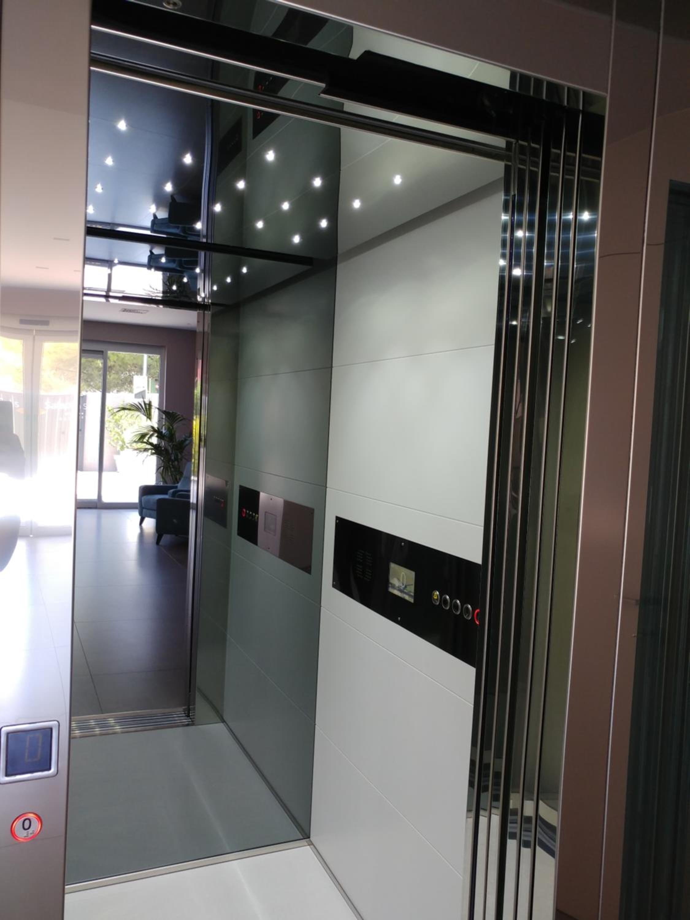 Double Room with Balcony - Photo 2