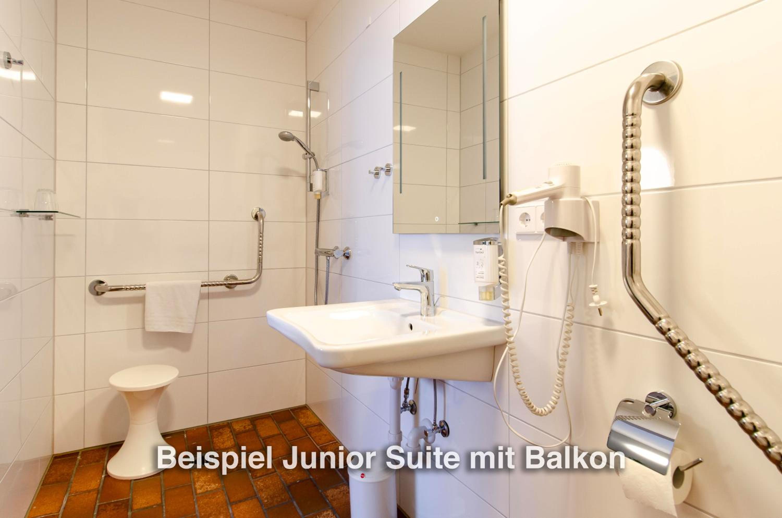 Junior Suite with Balcony - Photo 3