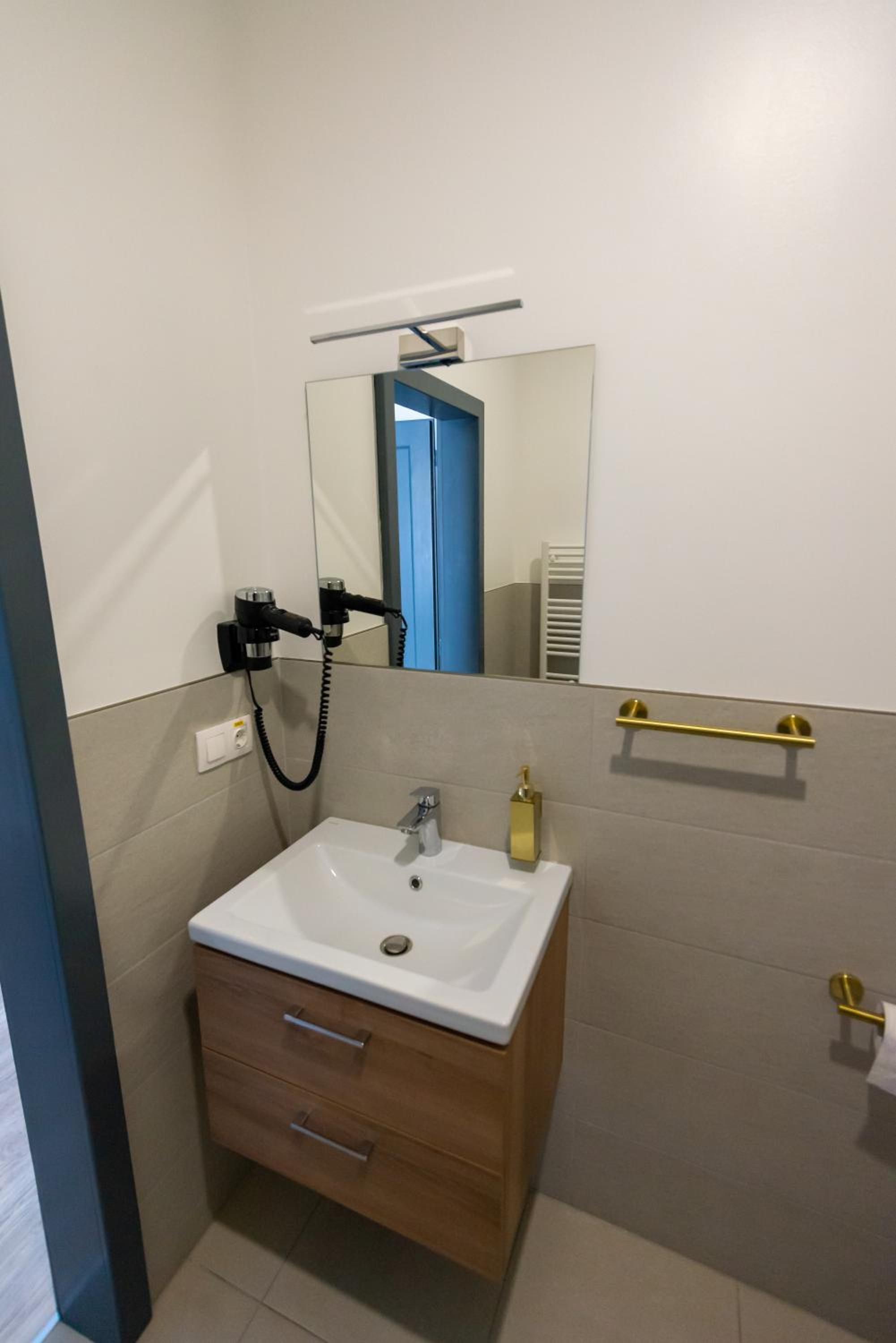 Superior King Room - Photo 27