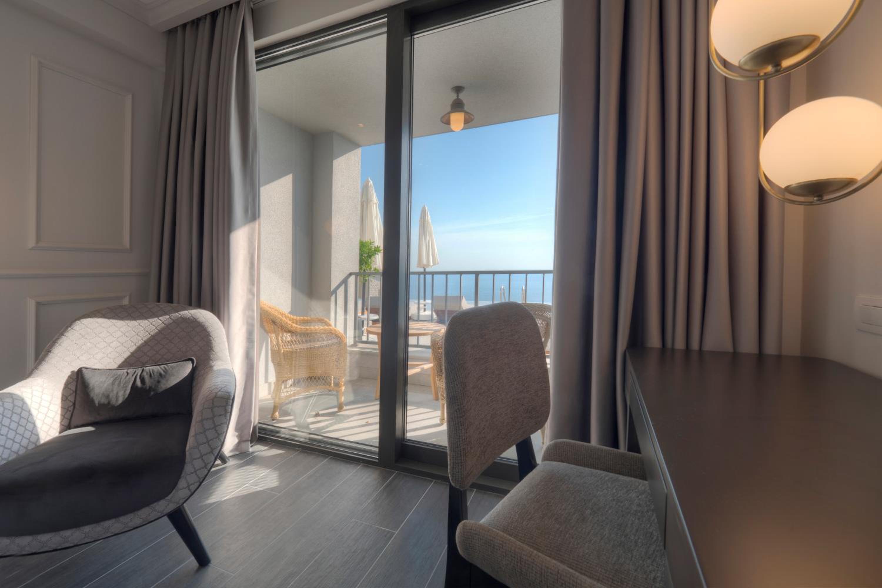 Double Room with Pool View - Photo 6