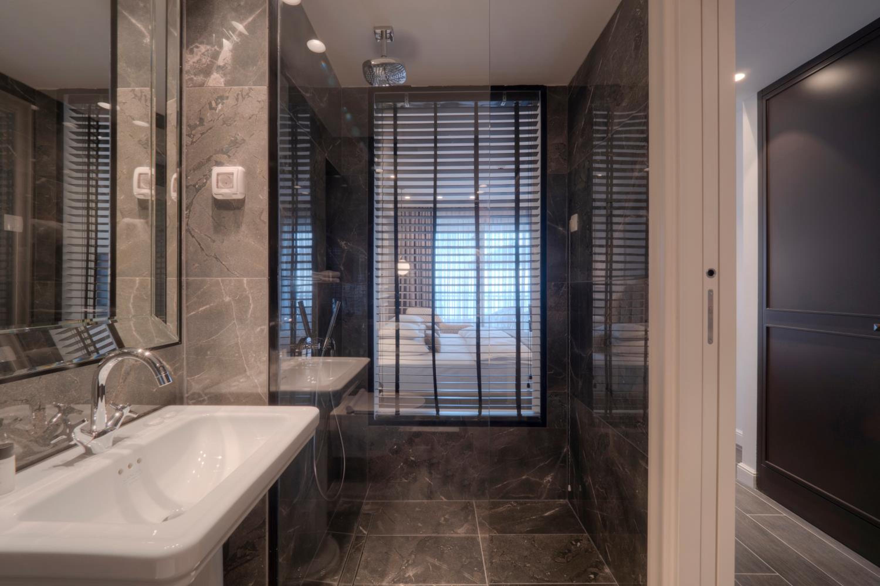 Double Room with Pool View - Photo 5