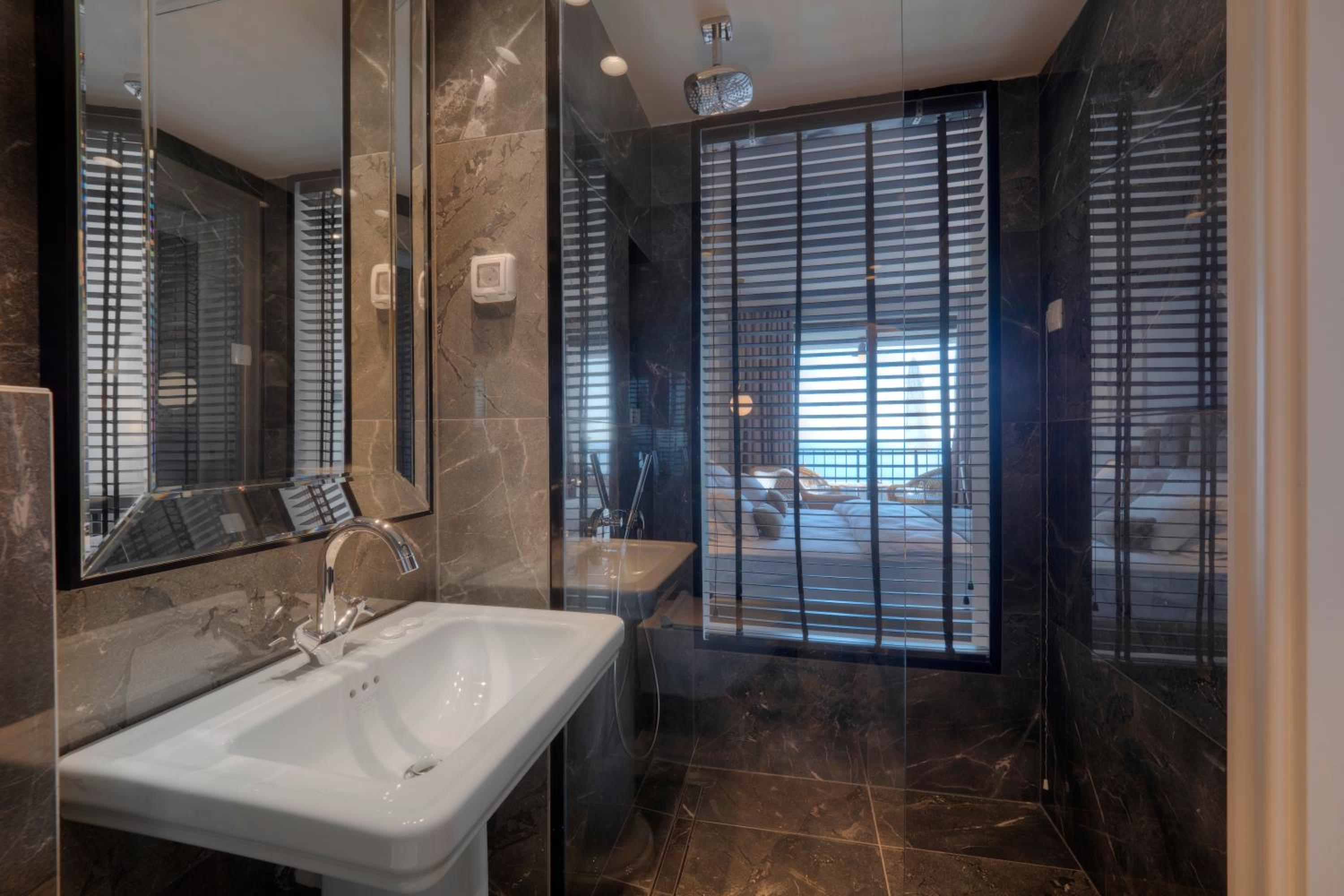 Double Room with Pool View - Photo 9