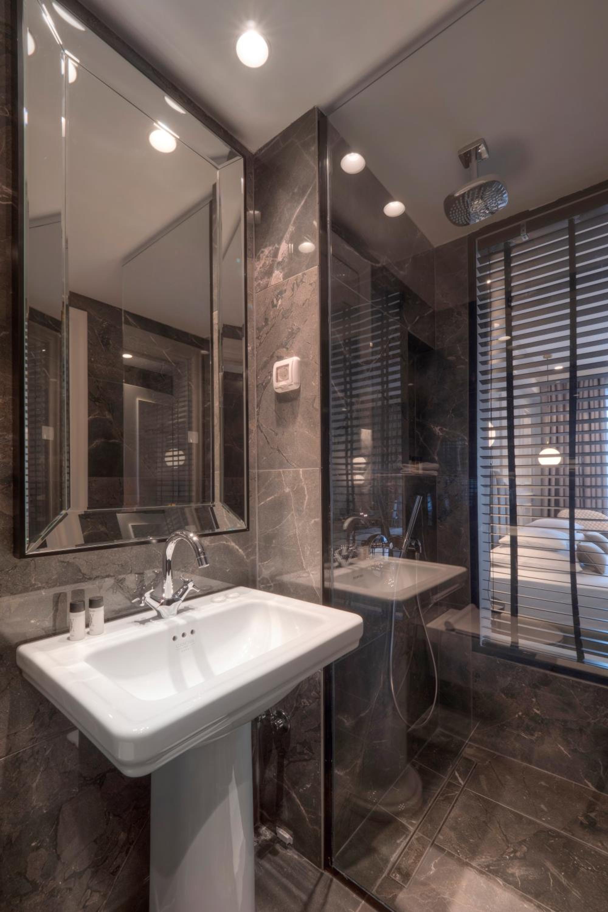 Double Room with Pool View - Photo 10