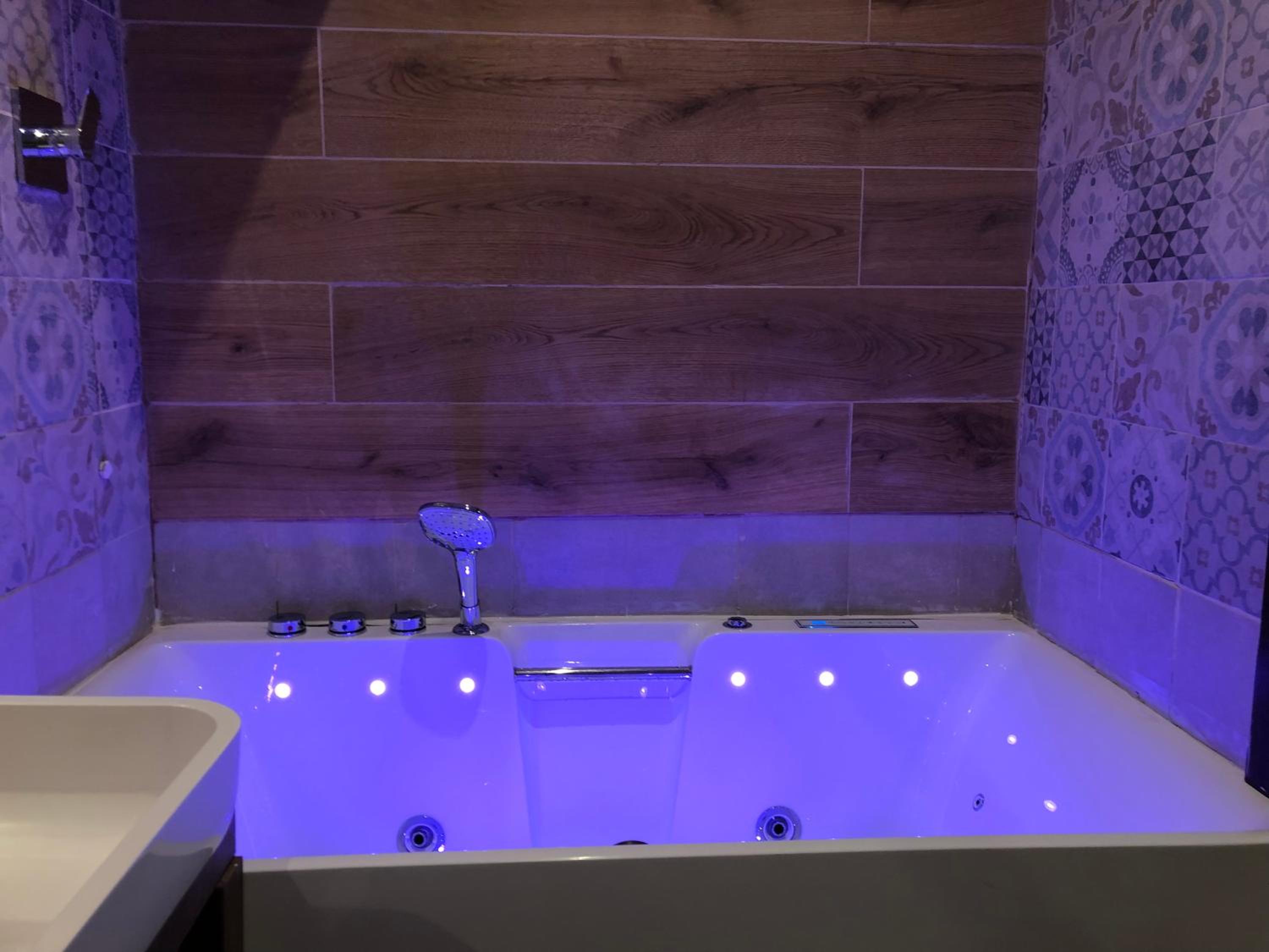 Senior Suite with Spa Bath and Sauna photo 2