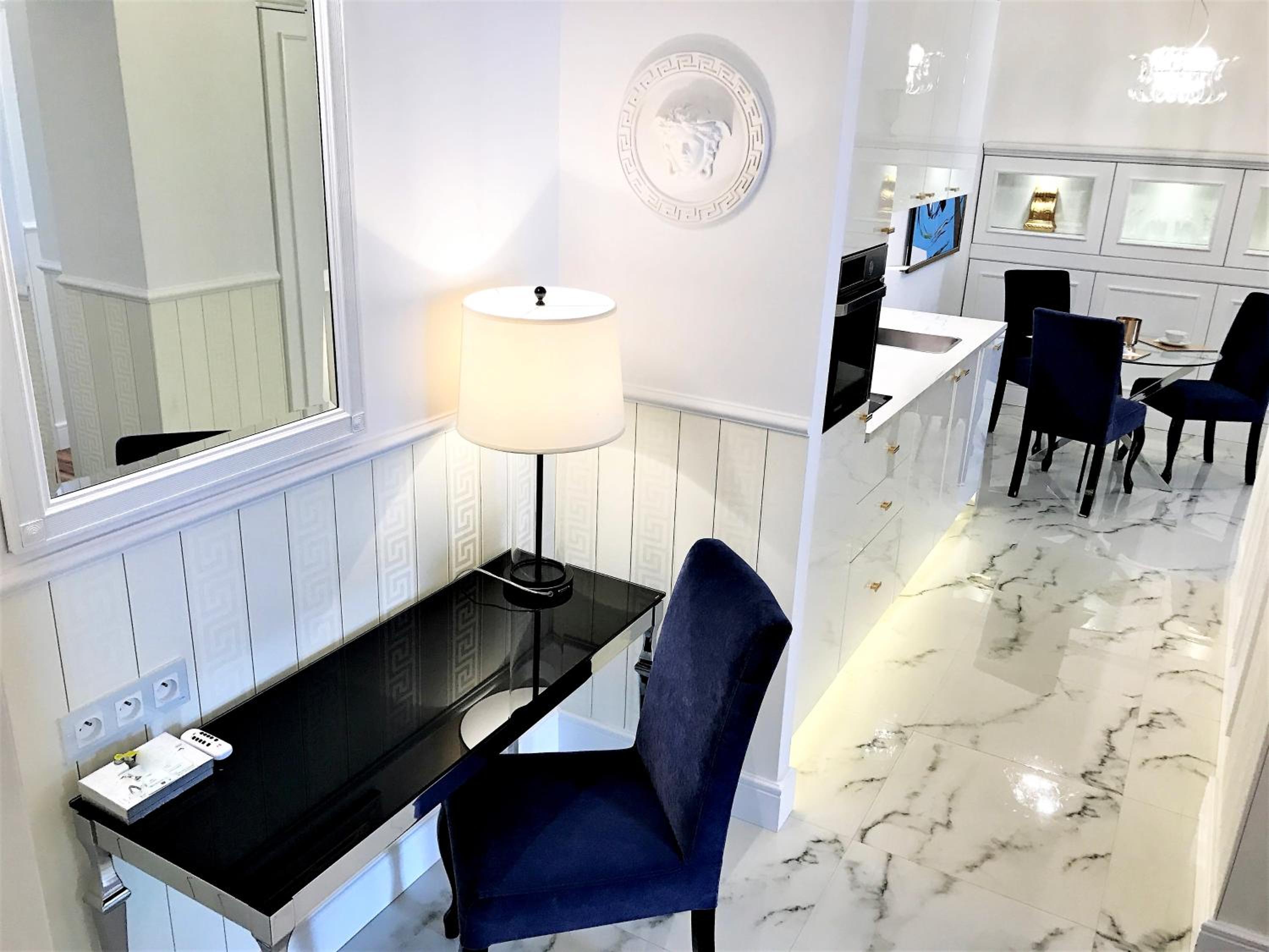  Luxury Deluxe Two-Bedroom Suite with Old Town View