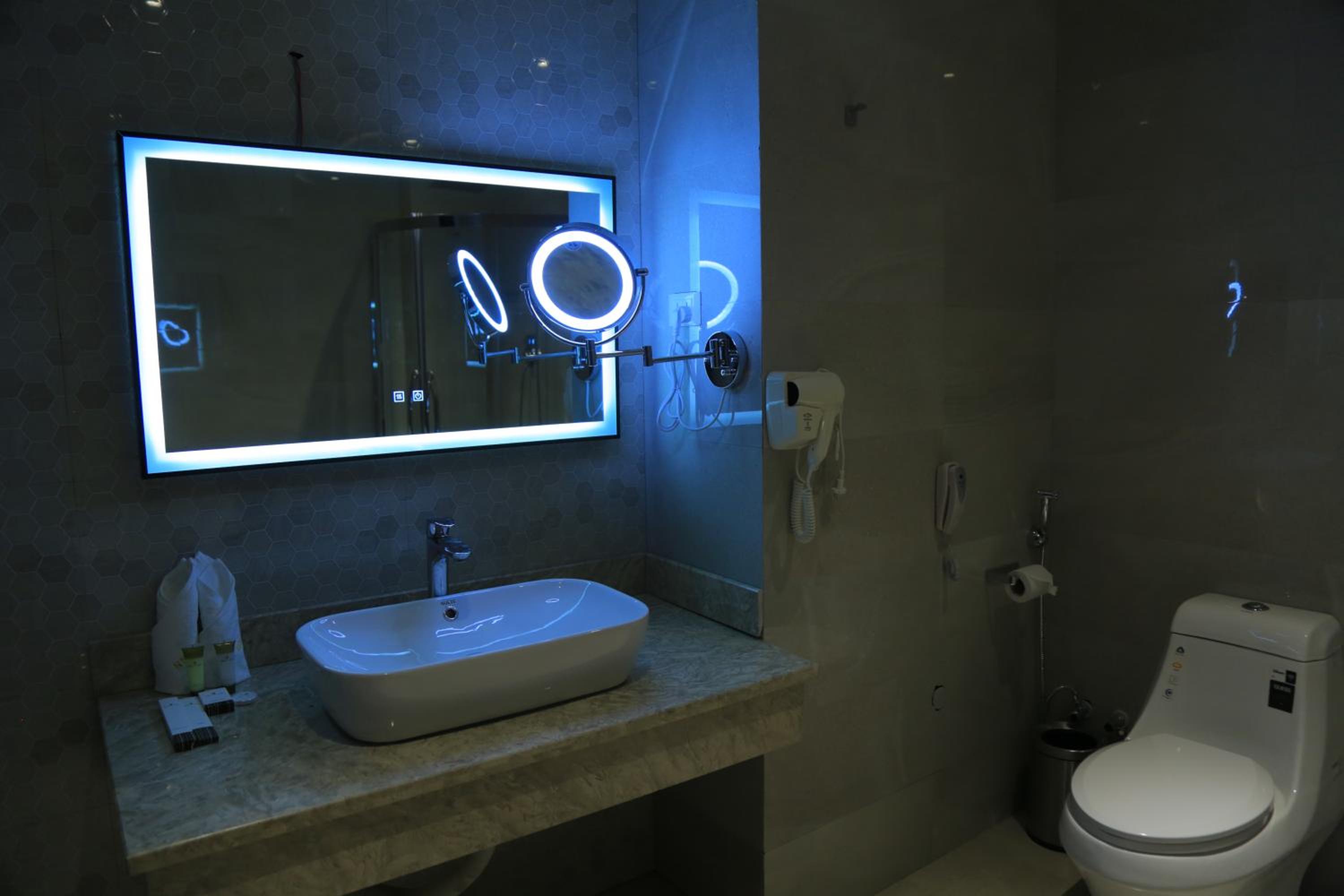 Deluxe King Room - Photo 5
