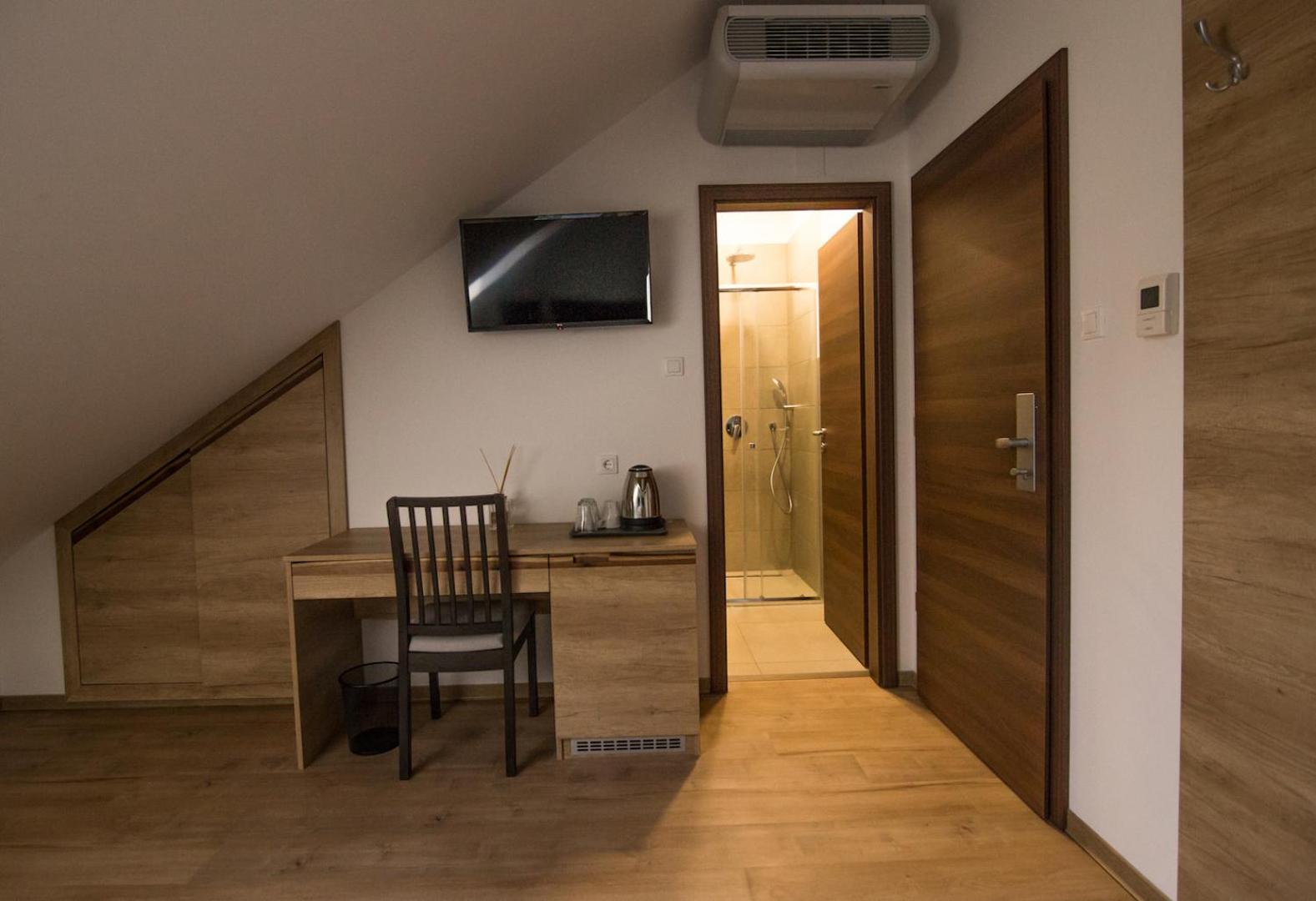 Double Room with Private Bathroom - Photo 13