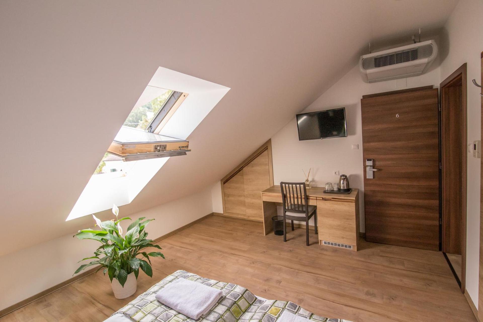 Double Room with Private Bathroom - Photo 9