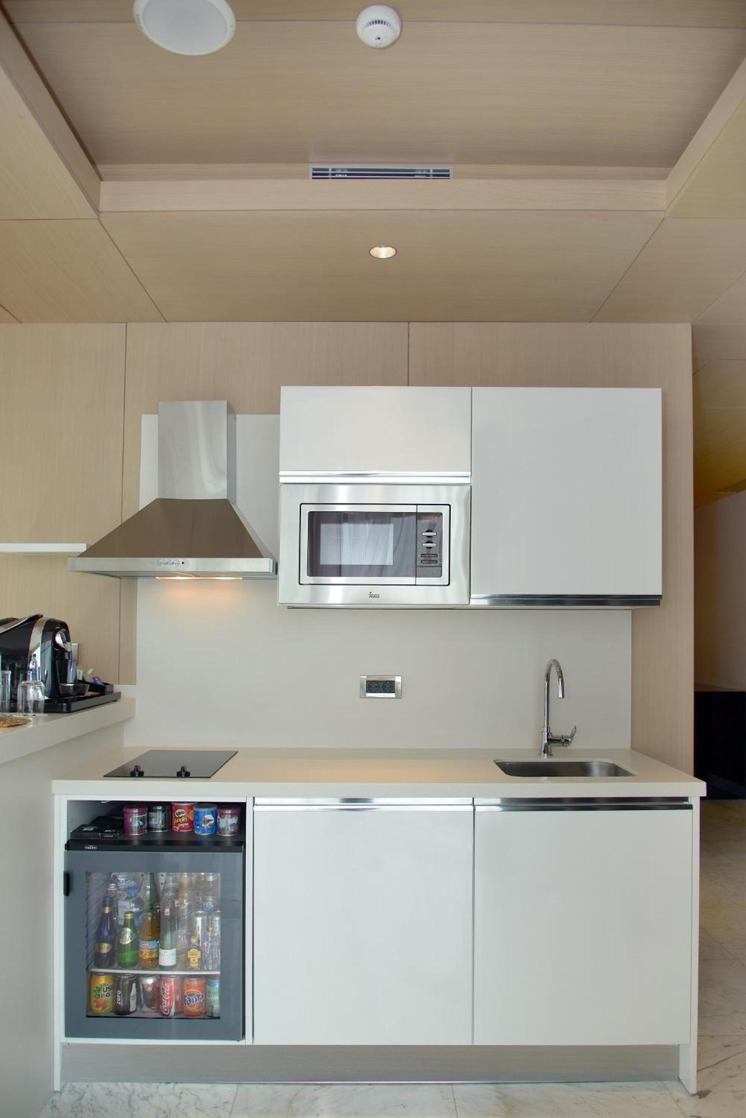 Family Two Bedroom Suite with Partial Sea View & Kitchenette thumbnail 5