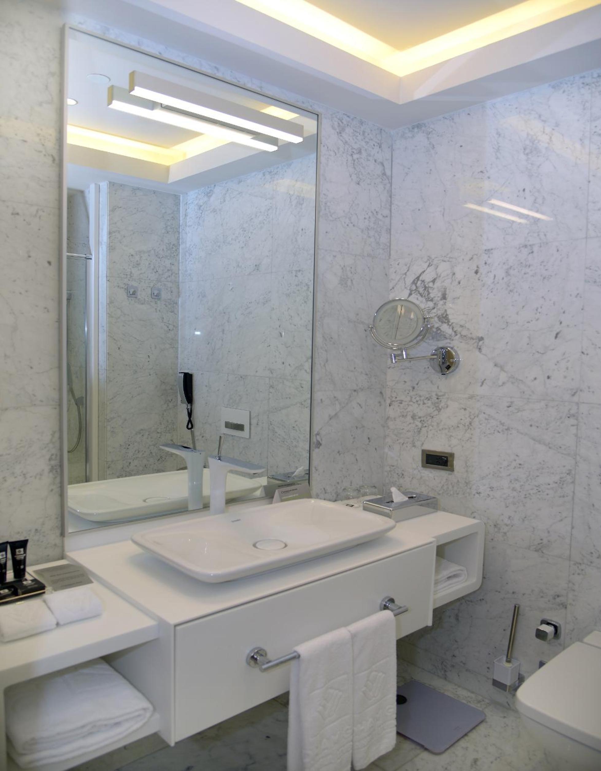 Family Two Bedroom Suite with Partial Sea View & Kitchenette