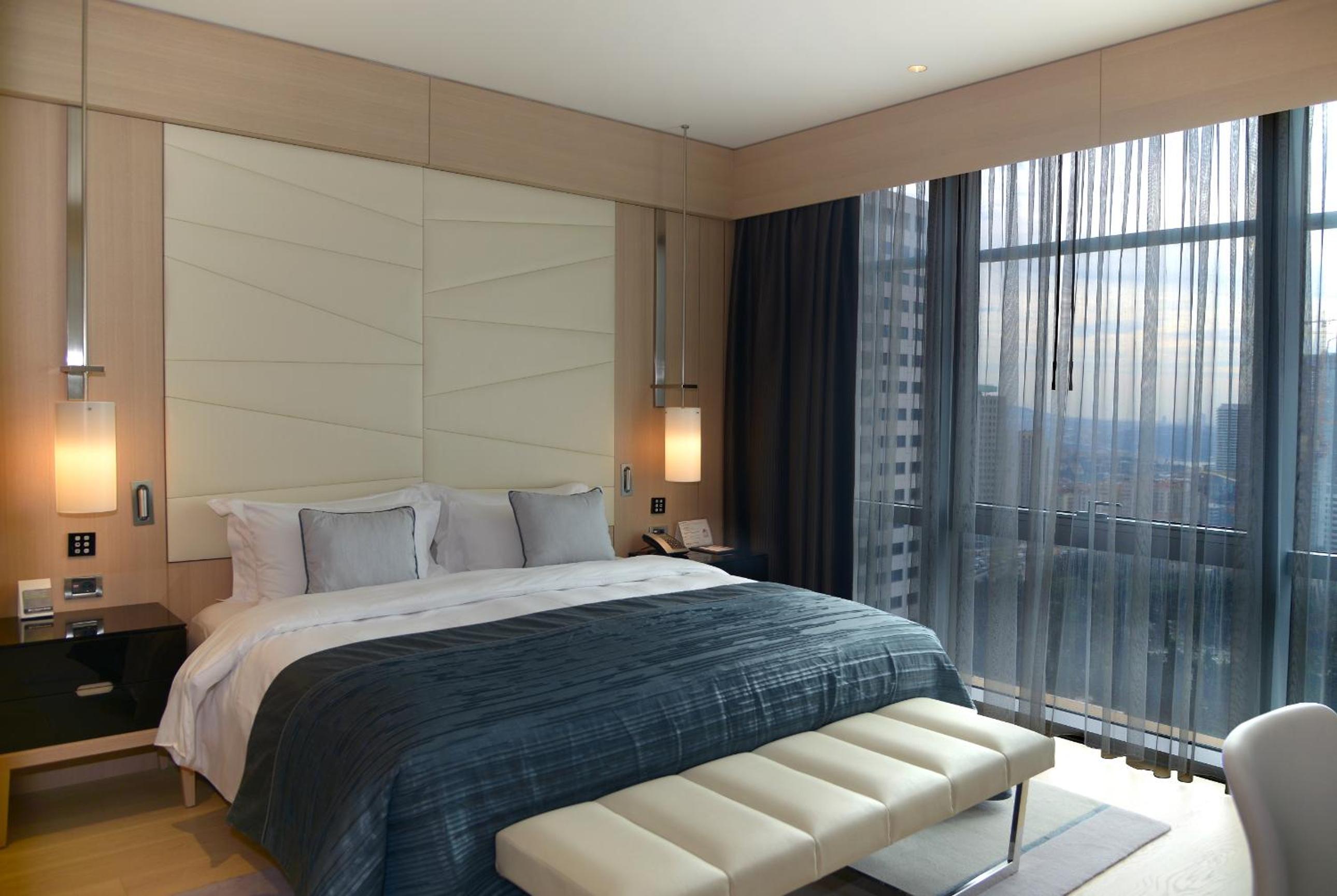 Family Two Bedroom Suite with Partial Sea View & Kitchenette thumbnail 6