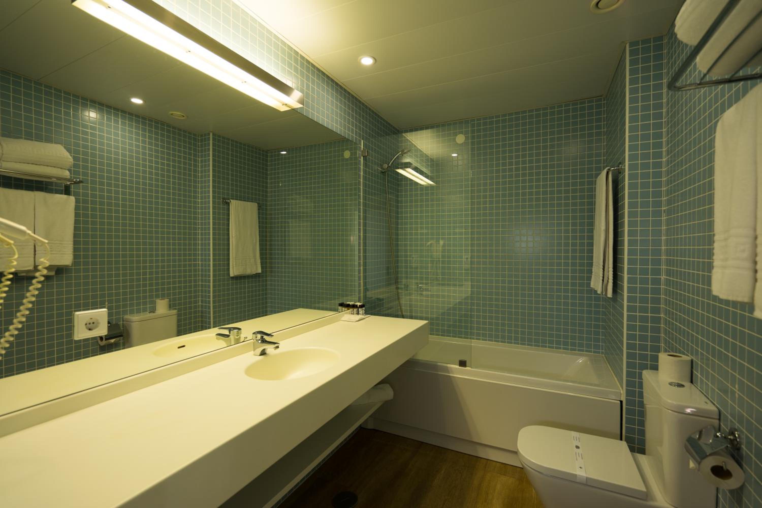 Deluxe Suite with Sea View - Photo 5
