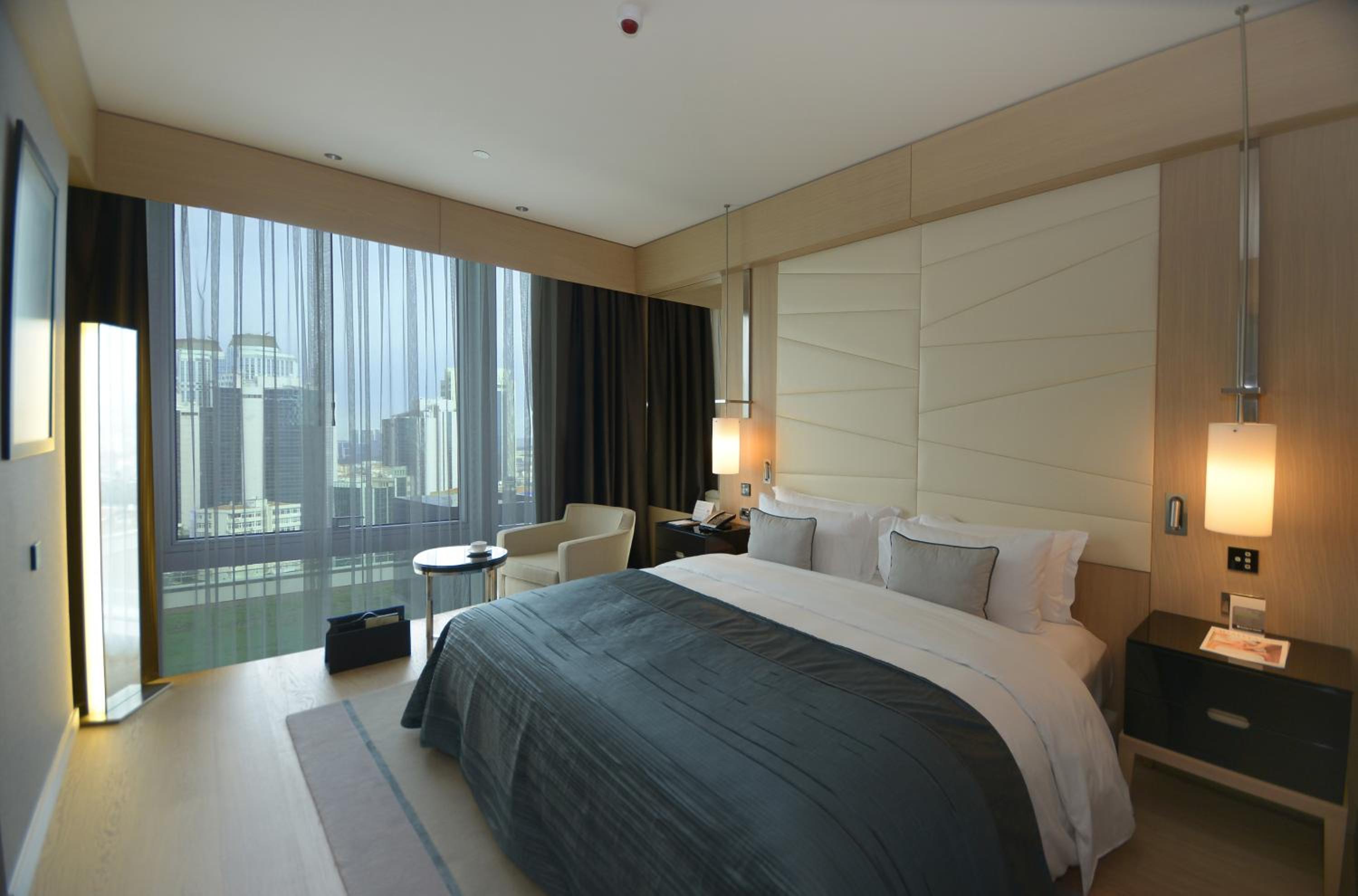 Deluxe Room King Bed with City view - Accessible Room - Photo 1