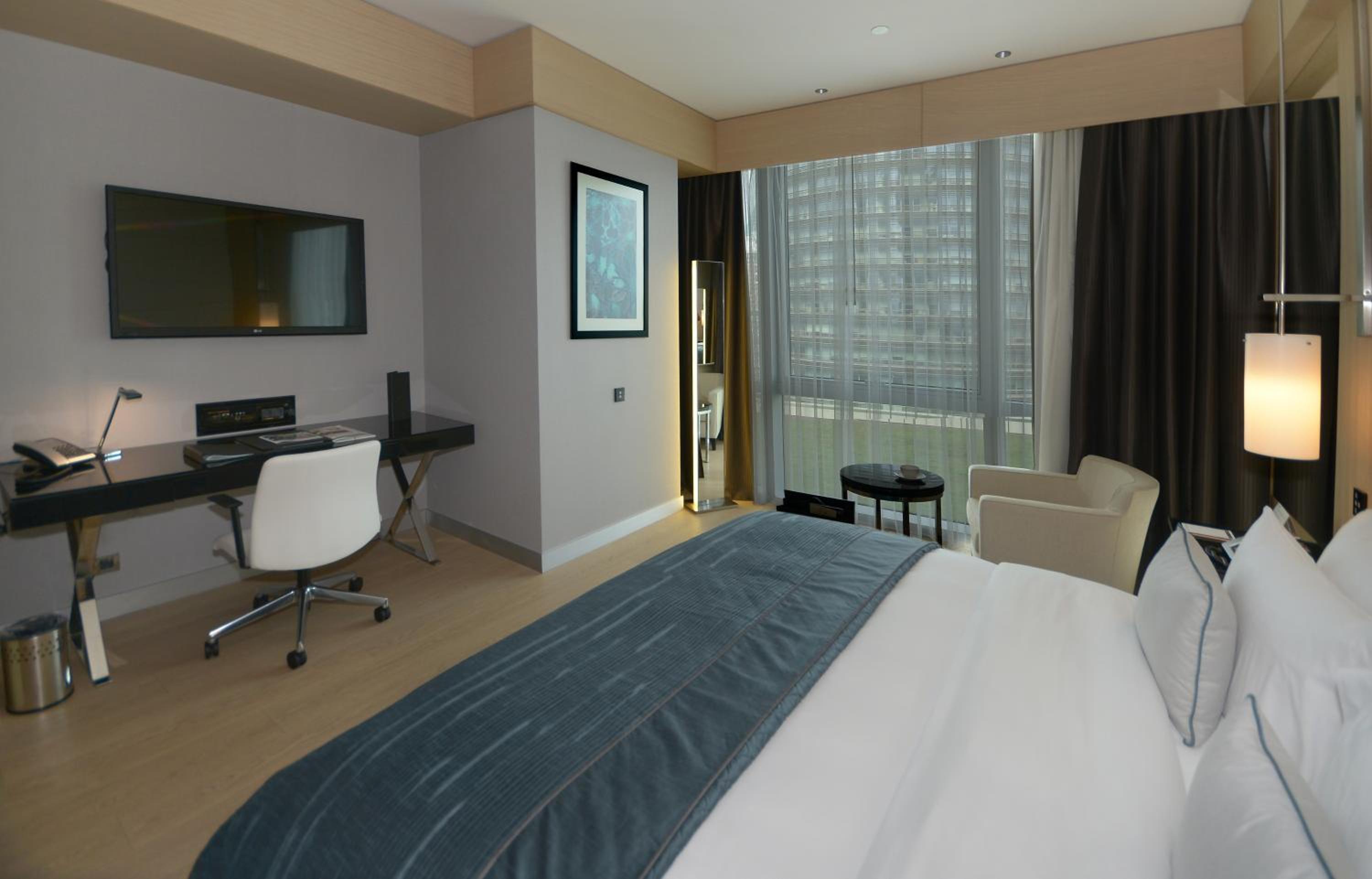 Deluxe Room King Bed with City view - Accessible Room - Photo 2