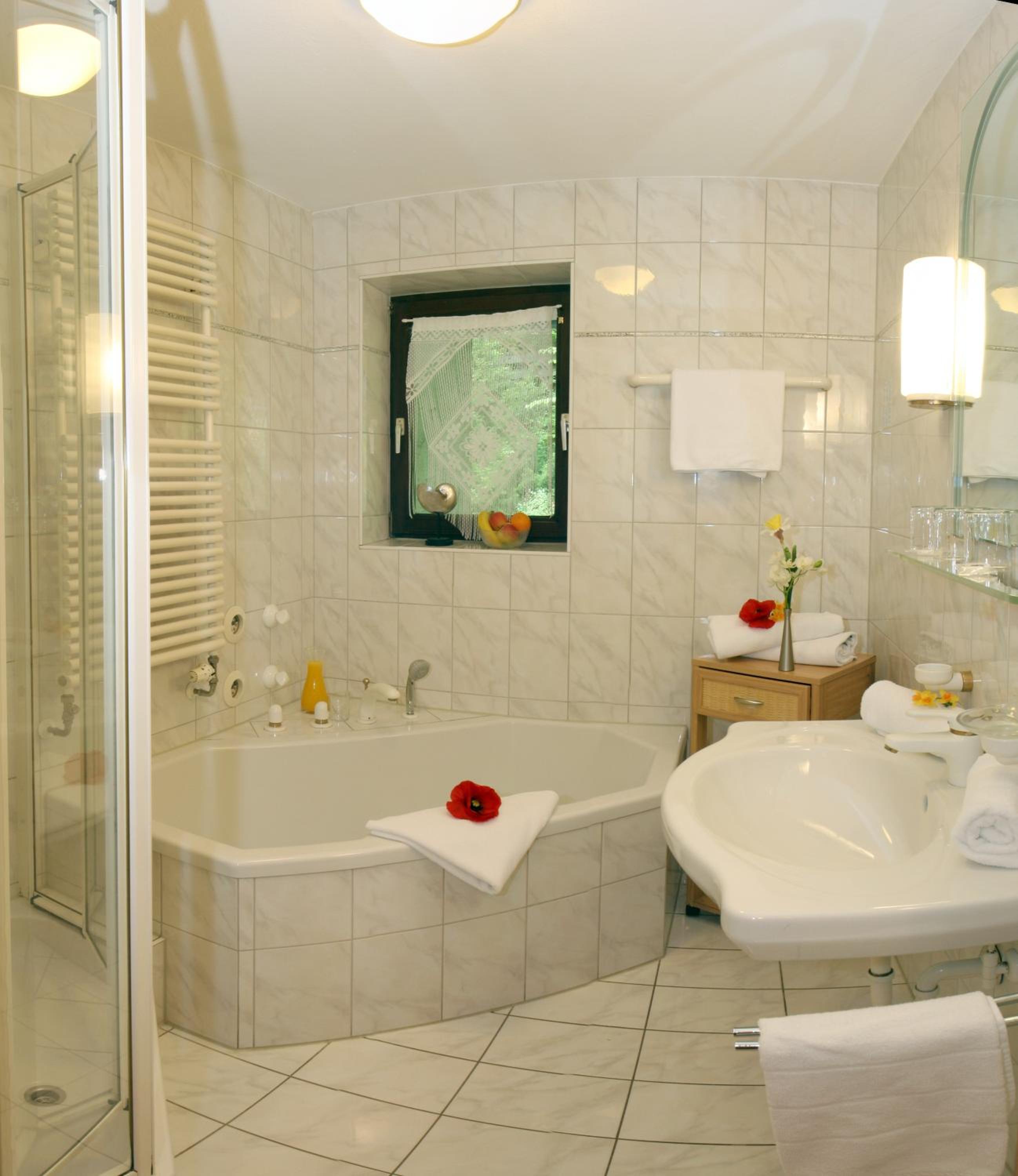 Family Room with Private Bathroom - Photo 4