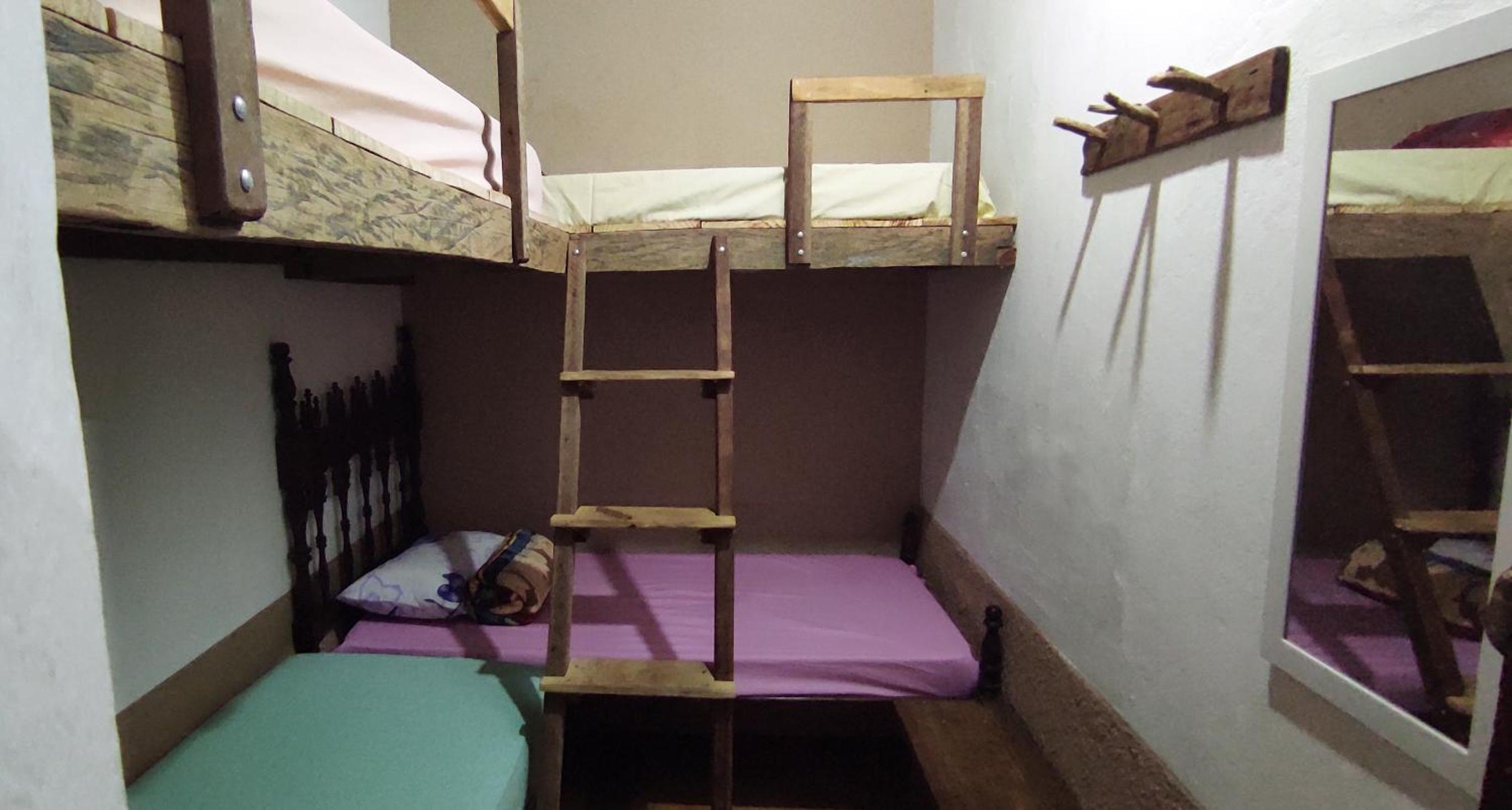 Economy Quadruple Room - Photo 4