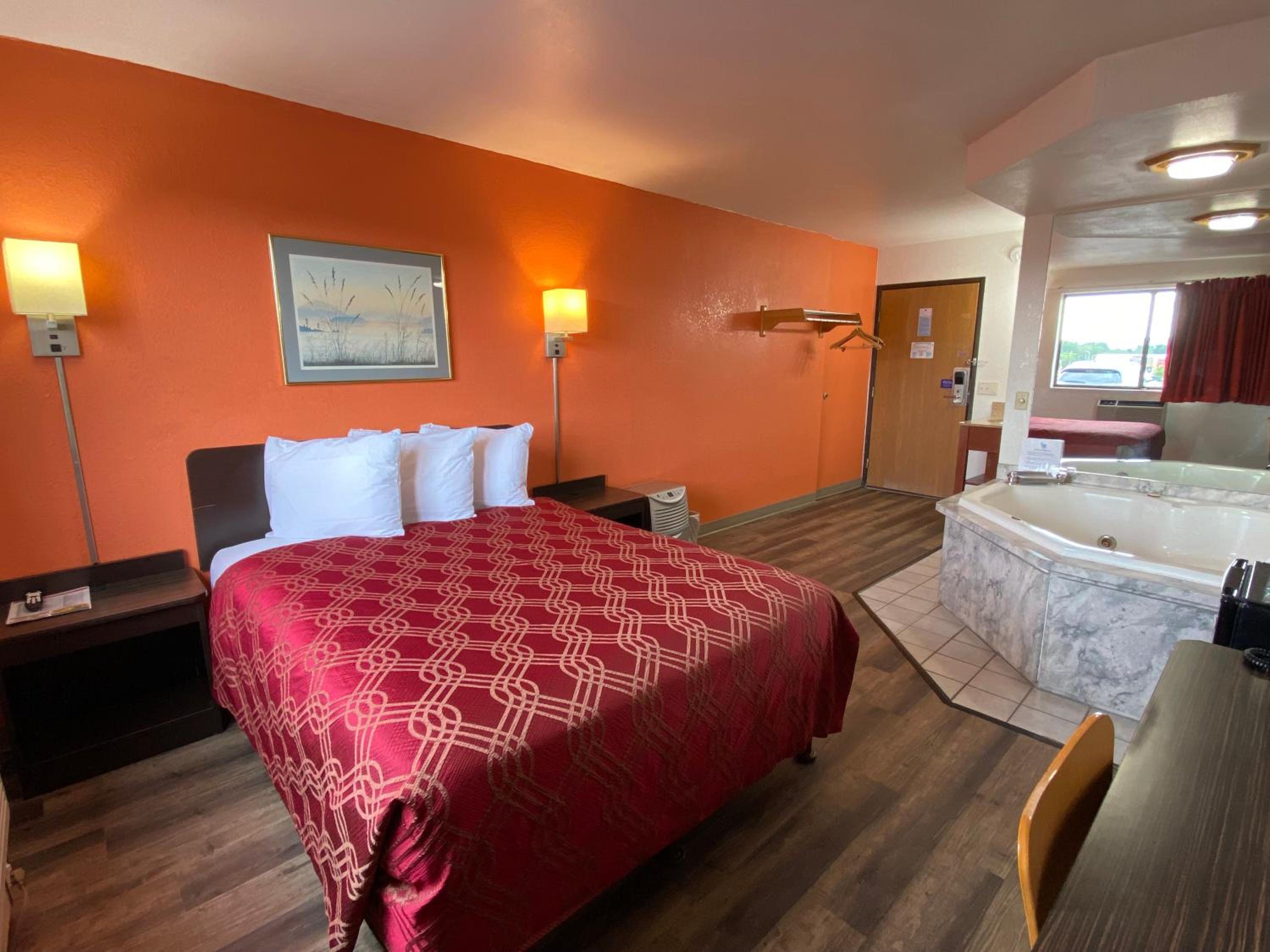 Queen Room with Spa Bath - Photo 4