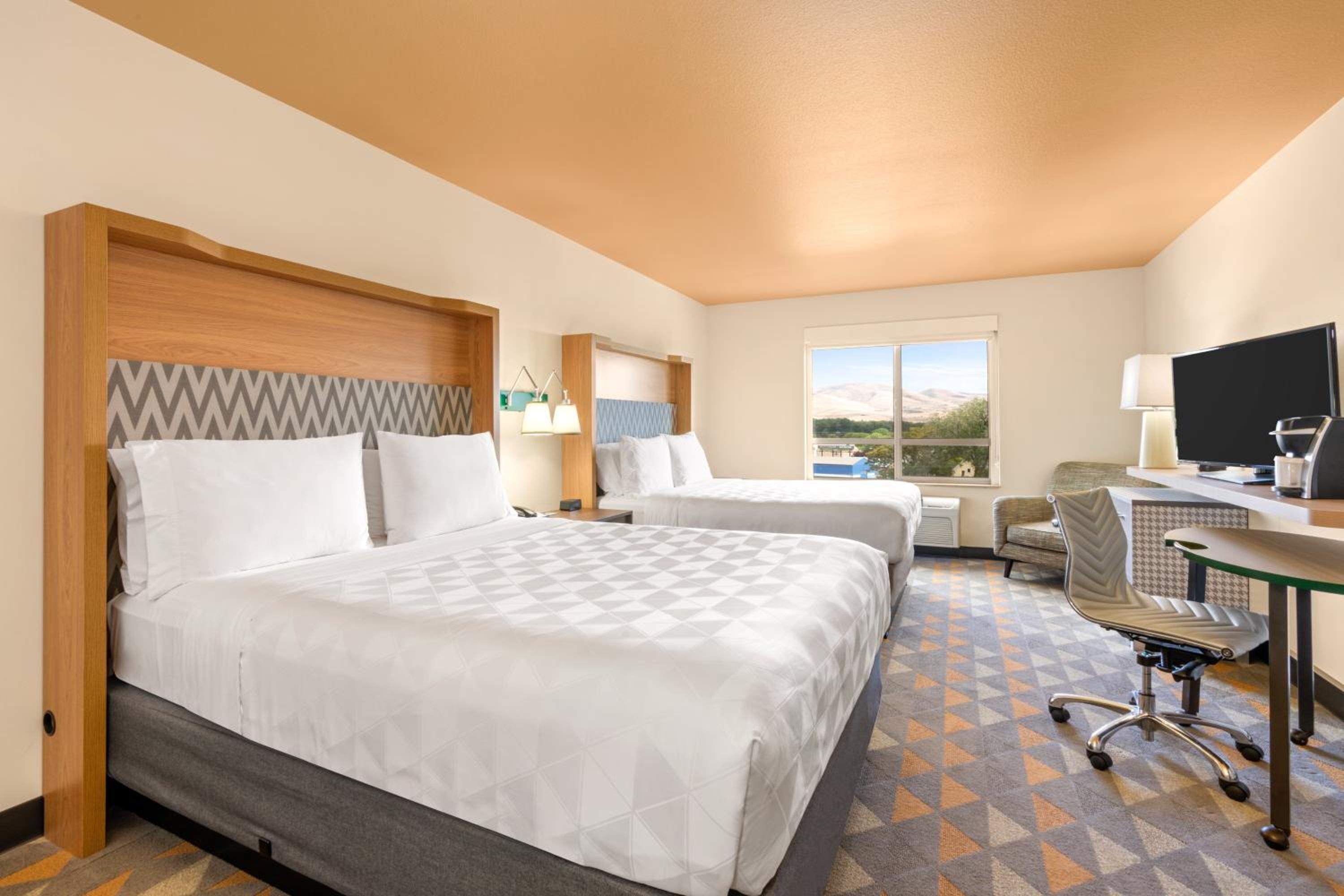 Standard Queen Room with Two Queen Beds - Photo 3