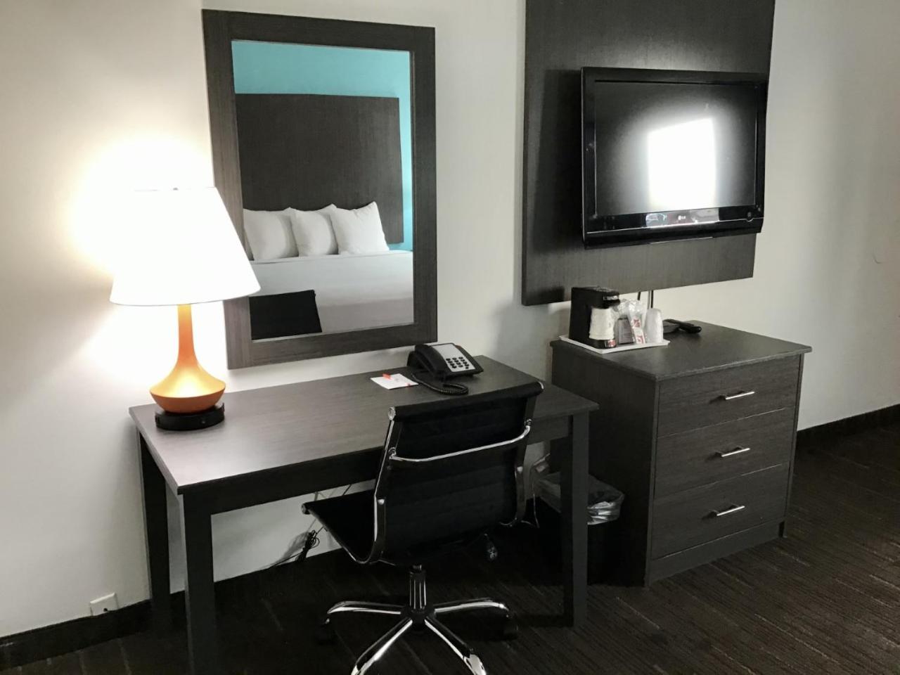 1 Queen Bed, Mobility Accessible Room, Bathtub w/ Grab Bars, Non-Smoking photo 2