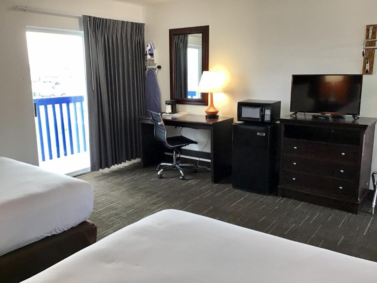 2 Queen Beds, Deluxe, Non-Smoking photo 2