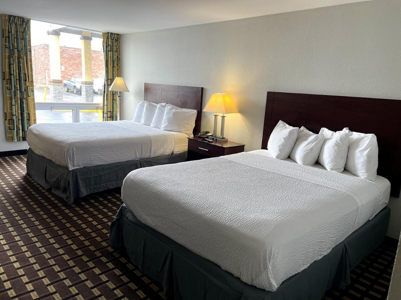 Queen Room with Two Queen Beds - Non-Smoking photo 3