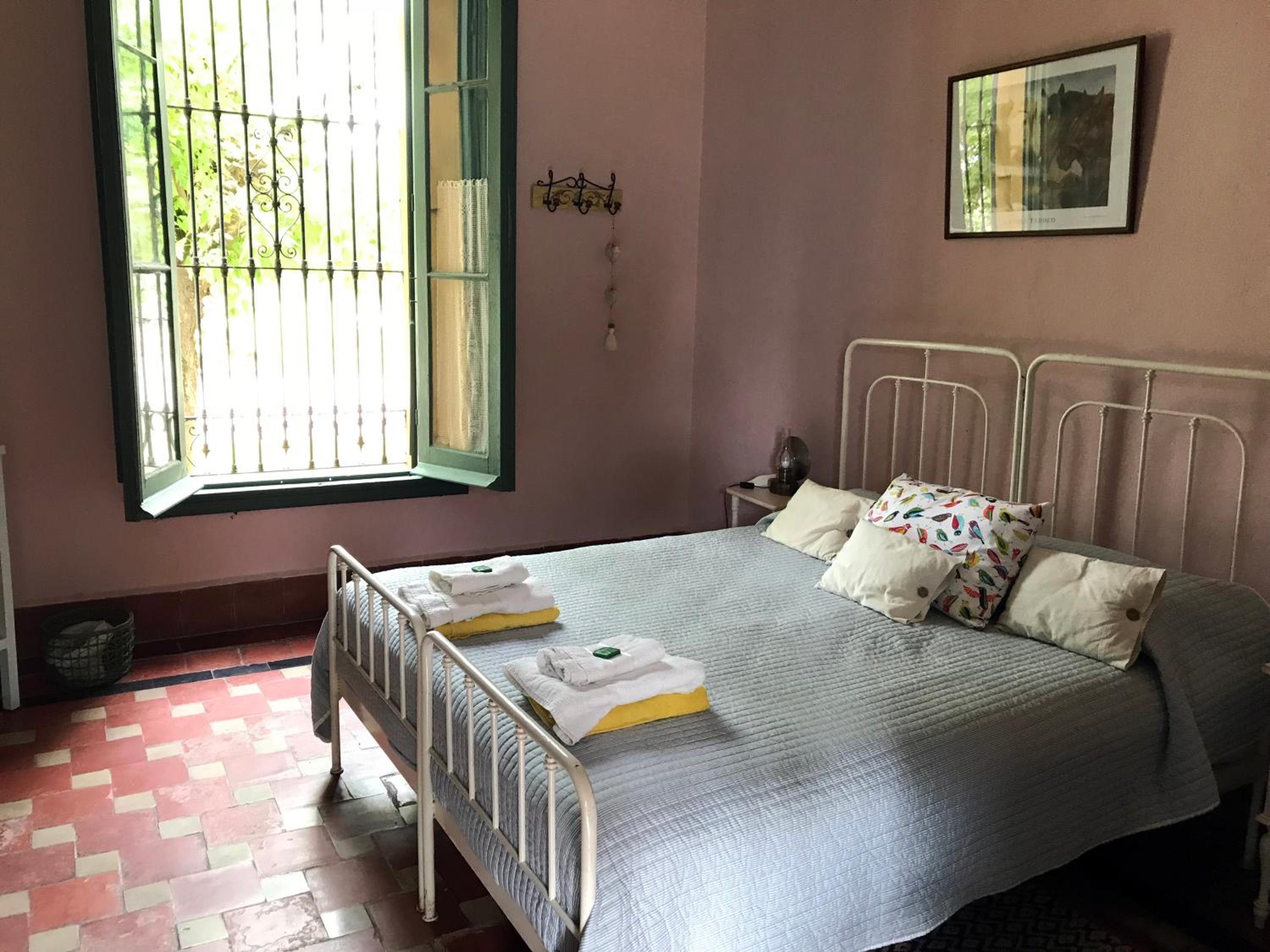 Five-Bedroom House photo 1