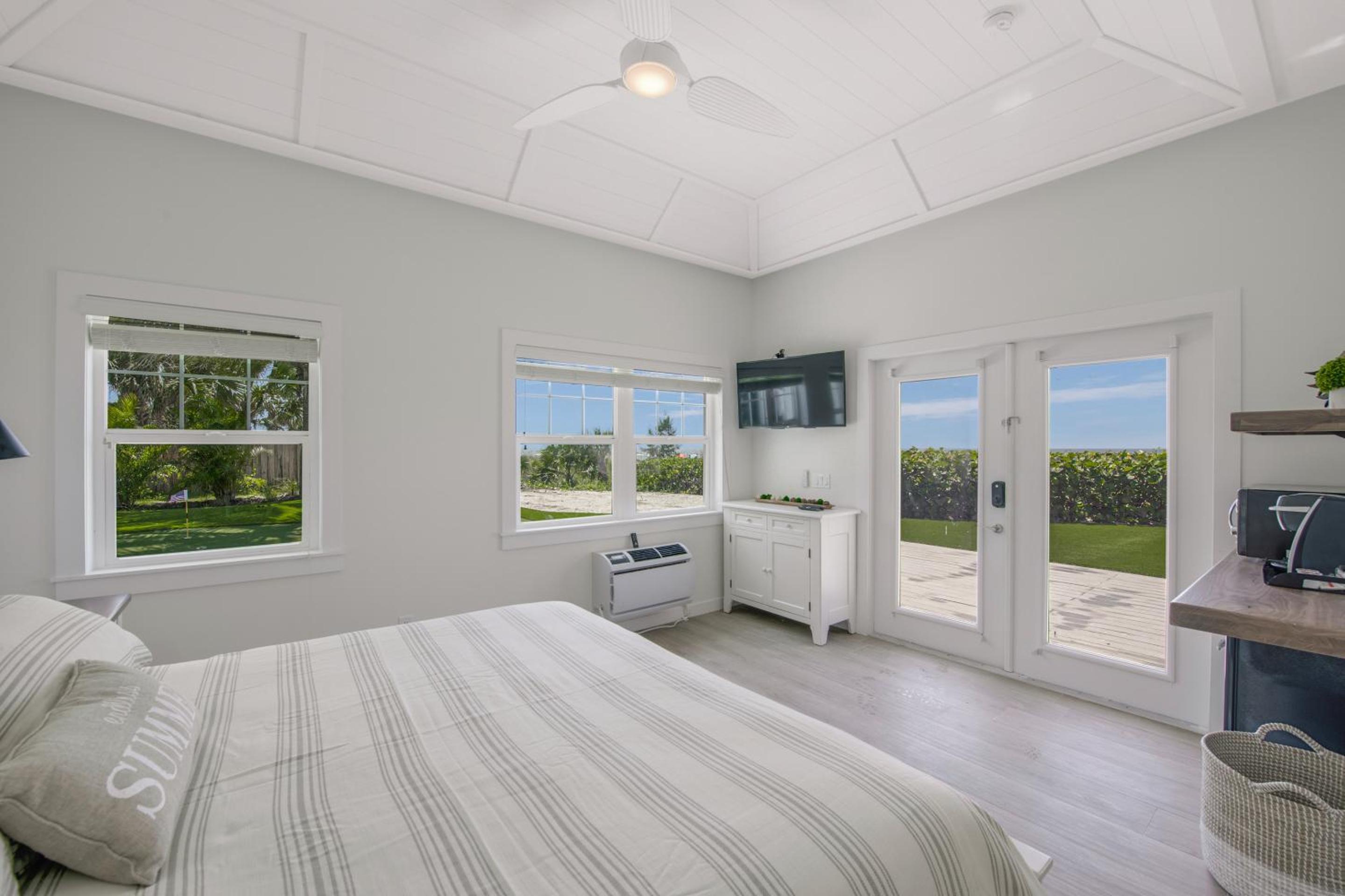 Beachfront Oceanview Deluxe King Studio photo 1