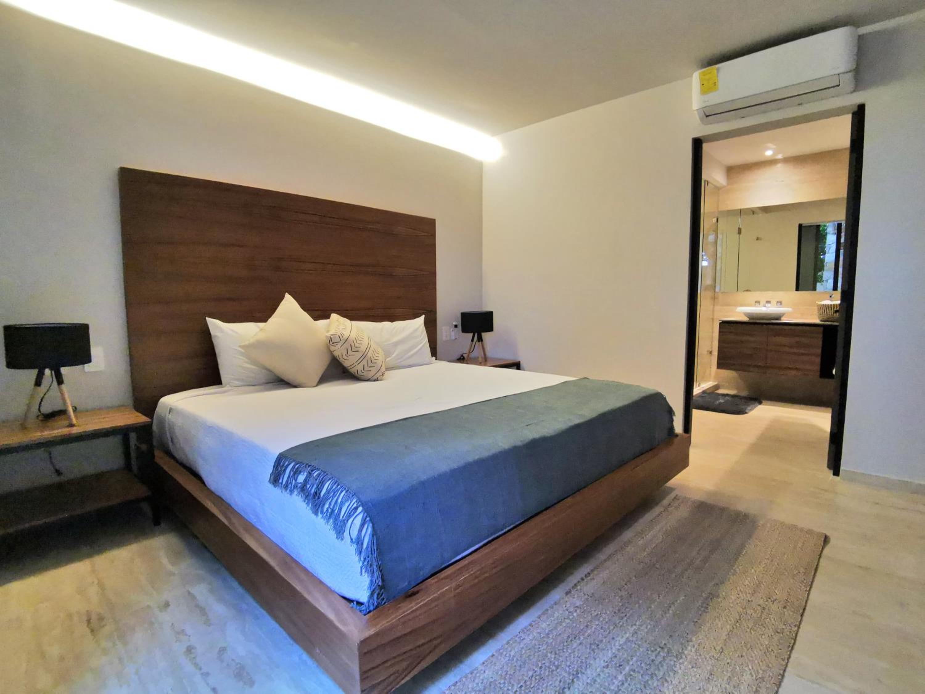 Suite de lujo de un dormitorio con piscina privada en la terraza.