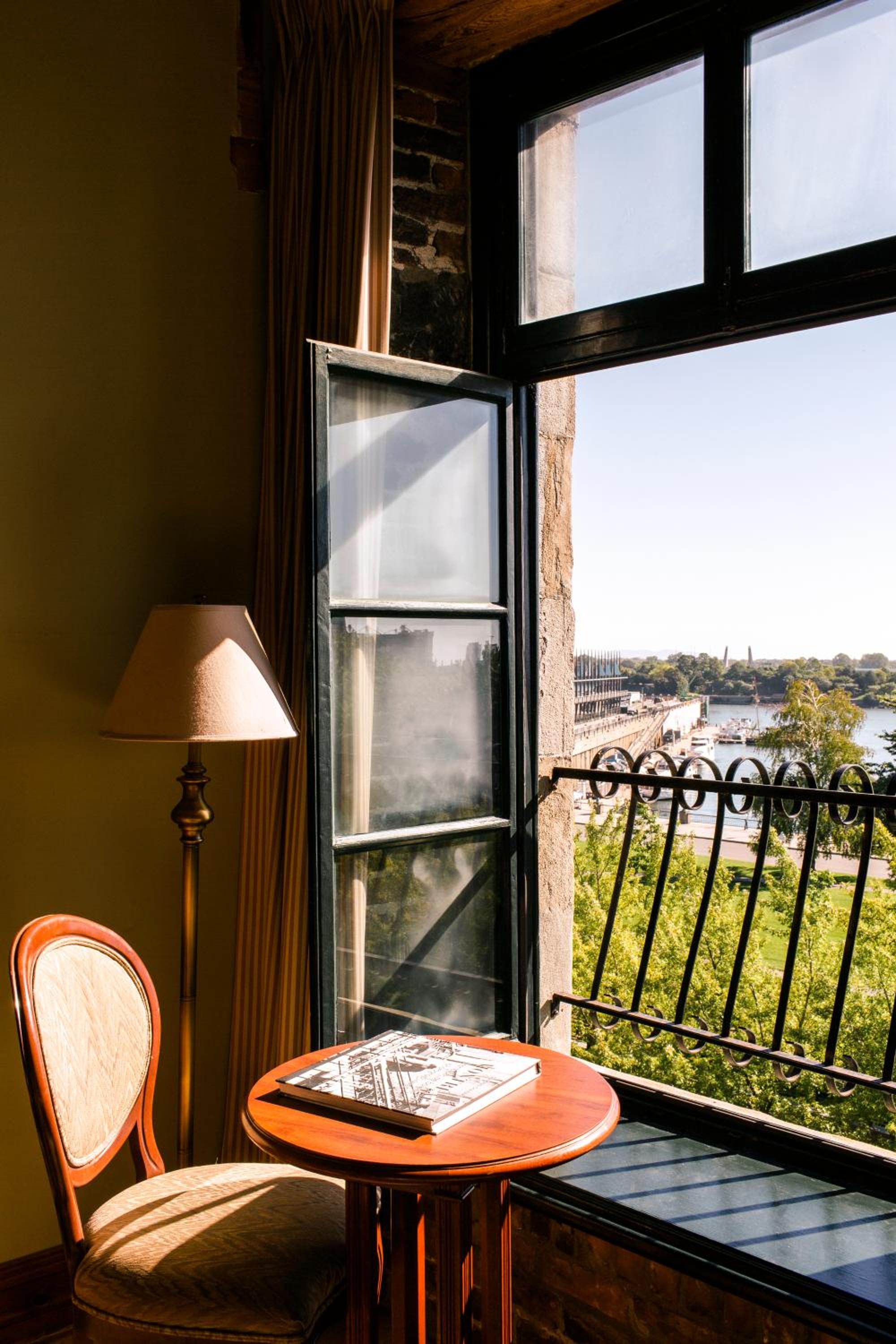 Premier King Room - St Laurent River Front thumbnail 5