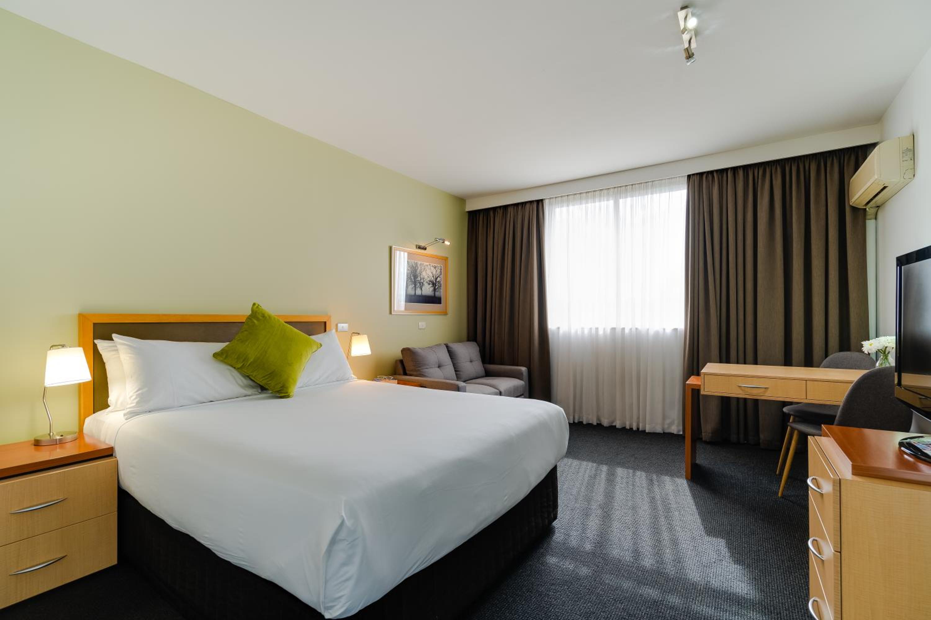 Standard Queen Room - Photo 8