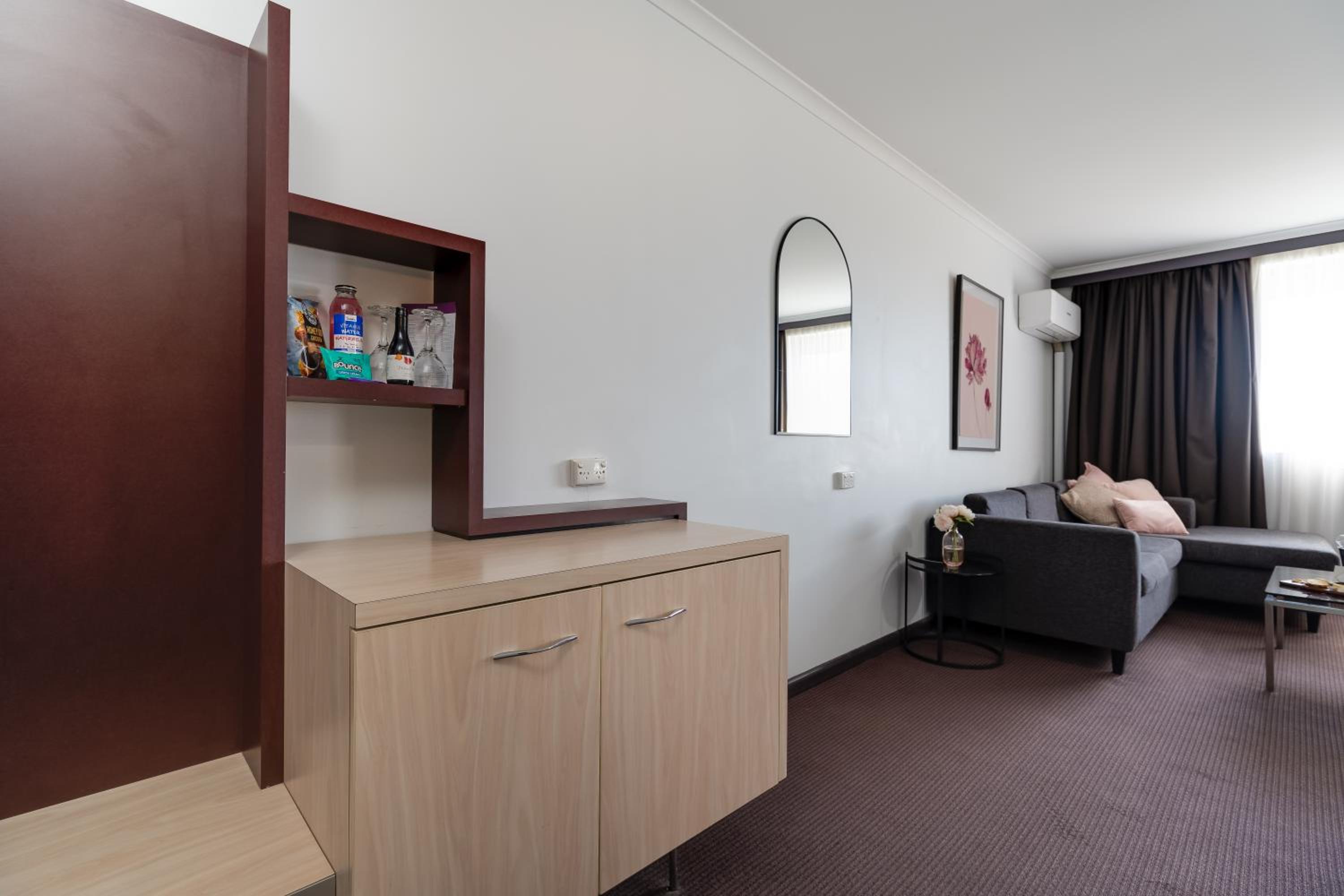 Deluxe King Suite - Photo 13