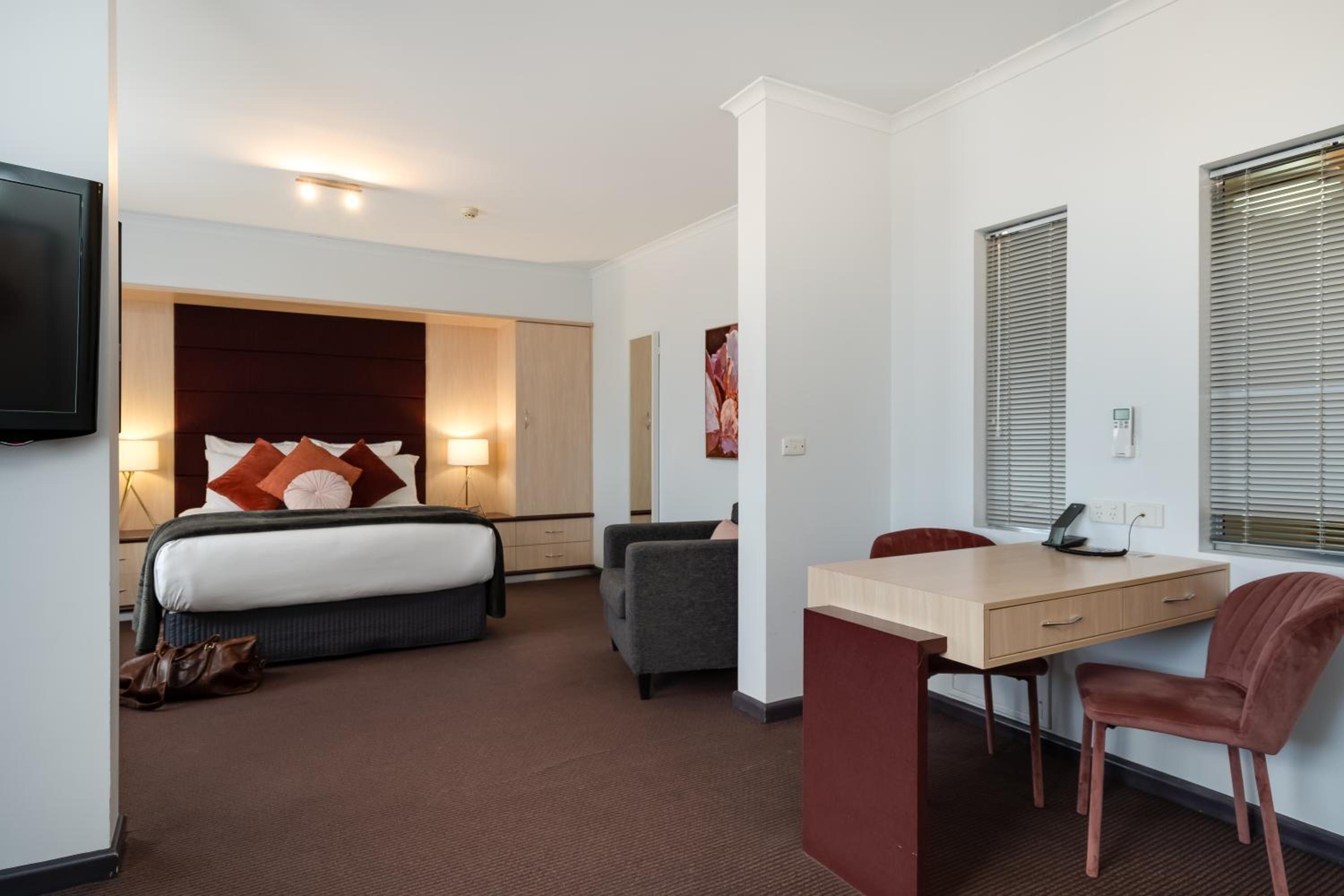 Deluxe King Suite - Photo 12