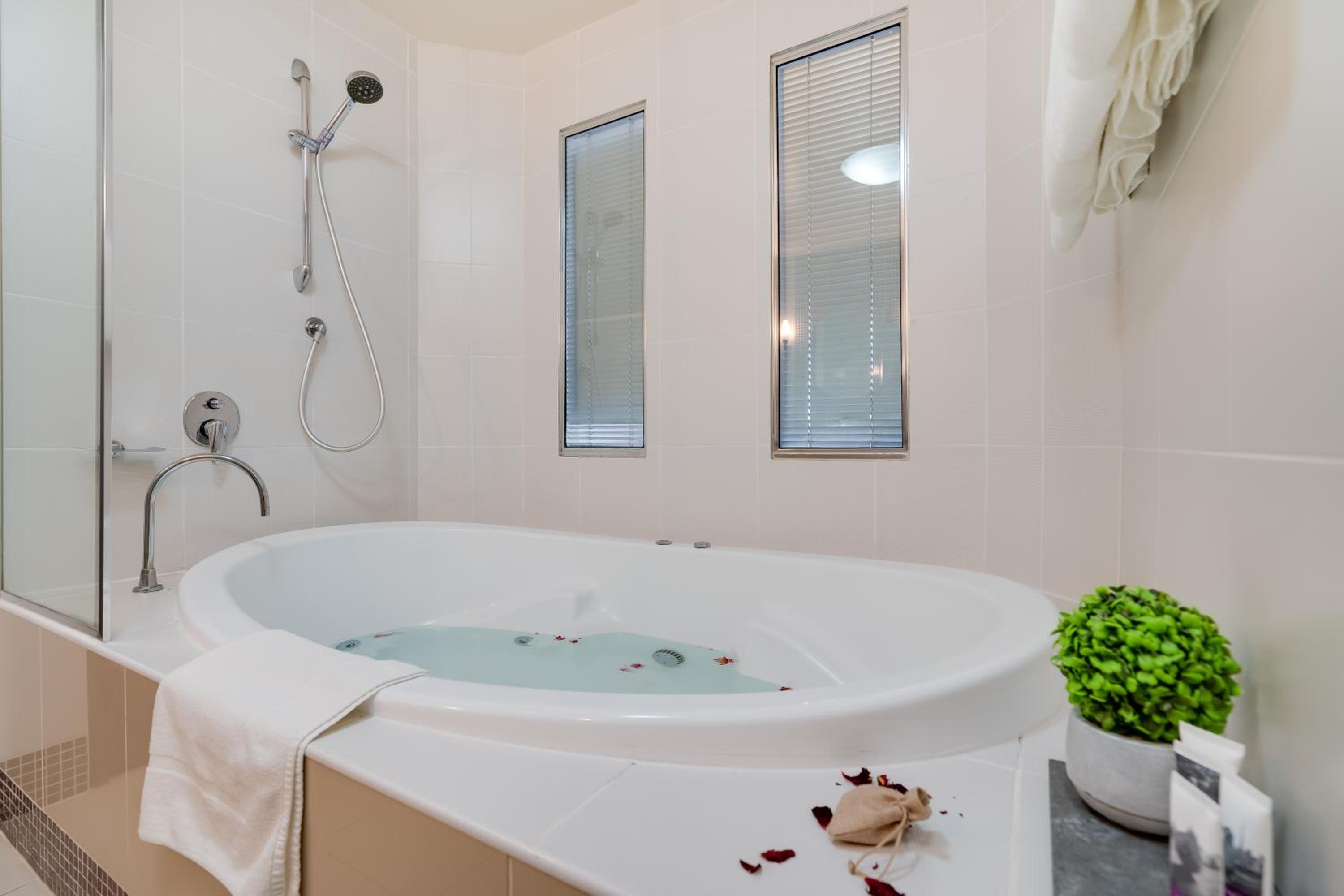 Deluxe King Suite - Photo 6