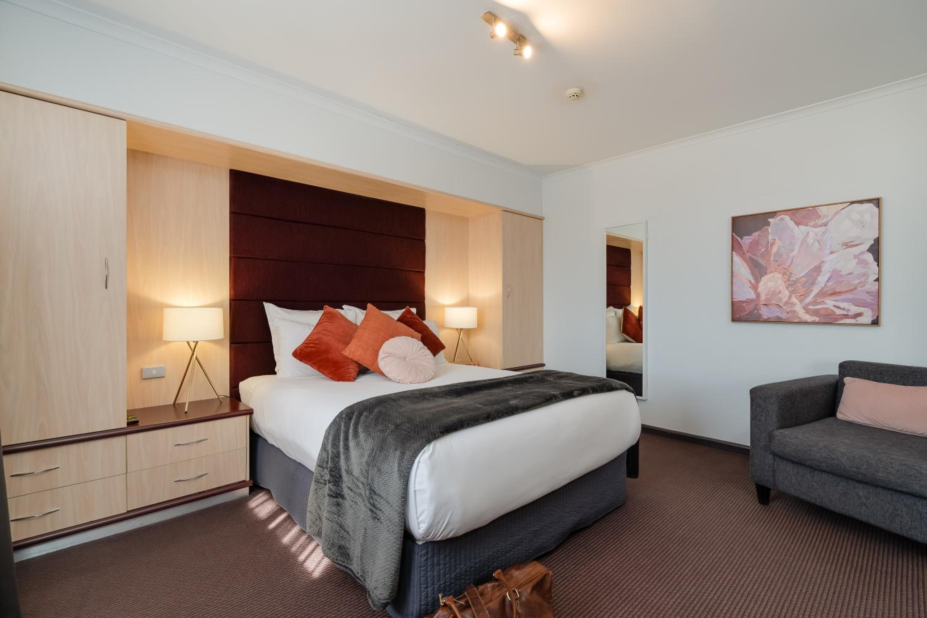 Deluxe King Suite - Photo 9